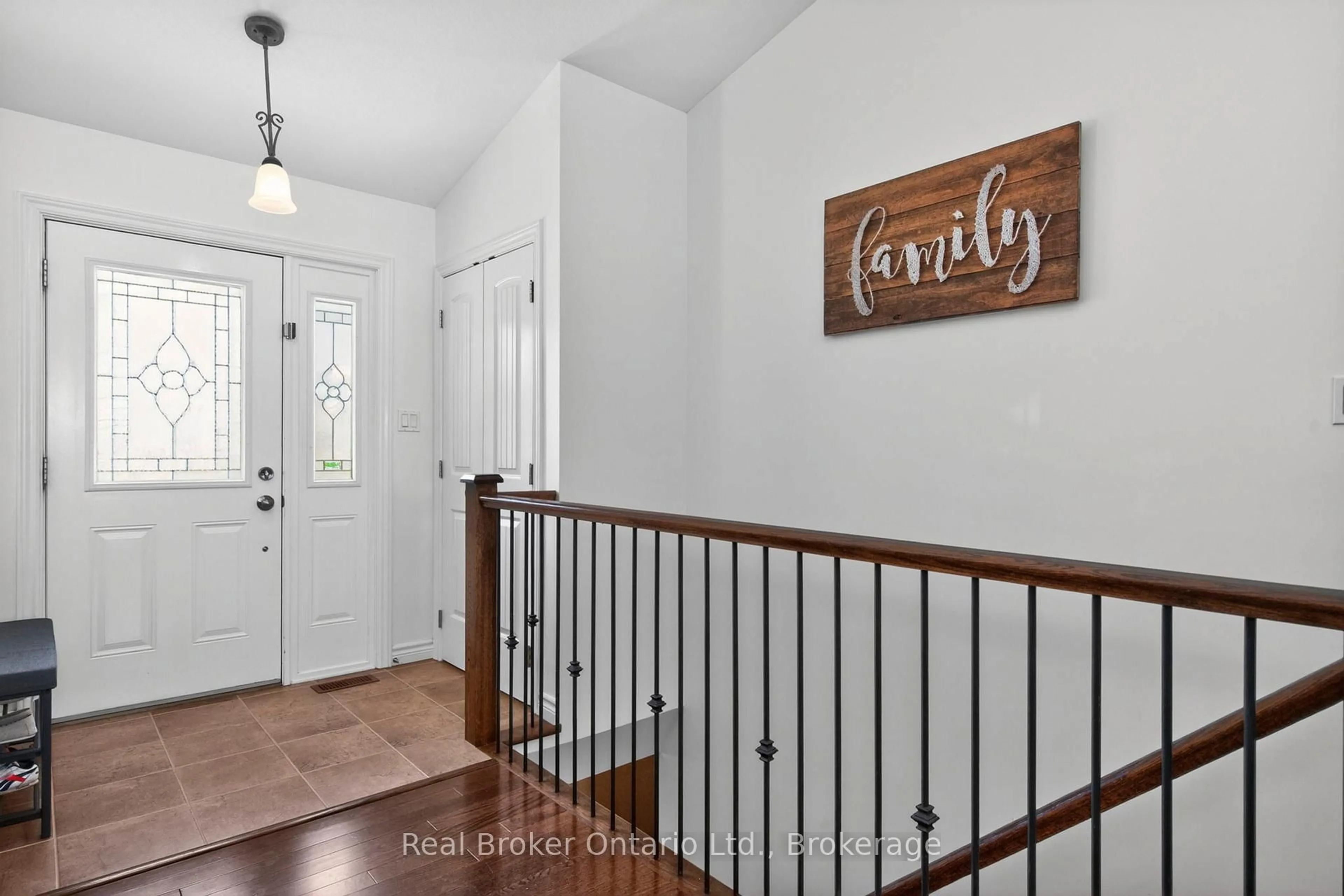 Indoor entryway for 4984 Vasey Rd, Tay Ontario L4R 4K3