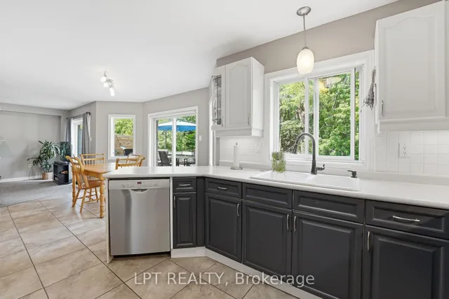 24 Snowshoe Tr, Barrie 5