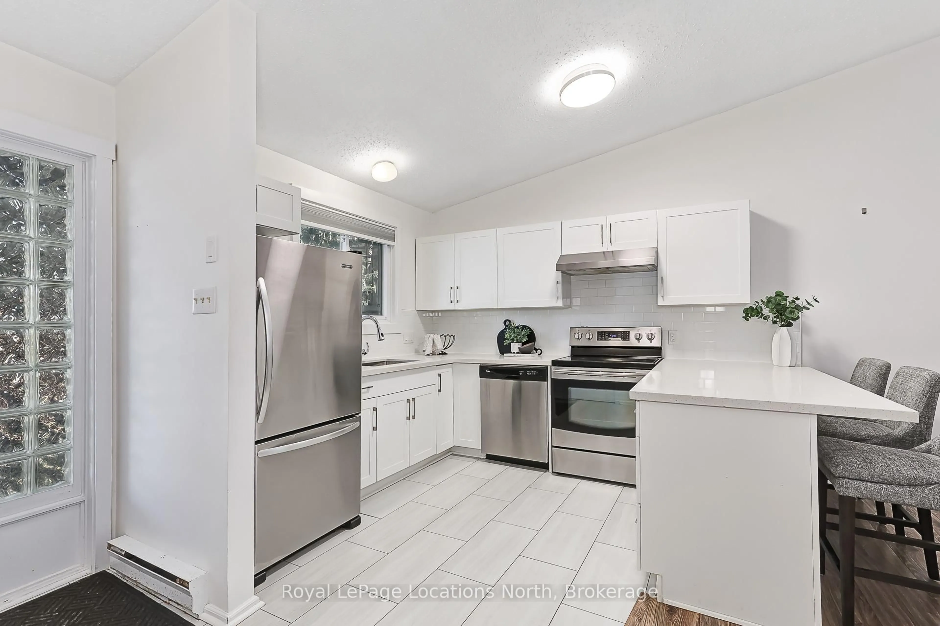Unknown for 5 DAWSON Dr ## 338, Collingwood Ontario L9Y 5T9