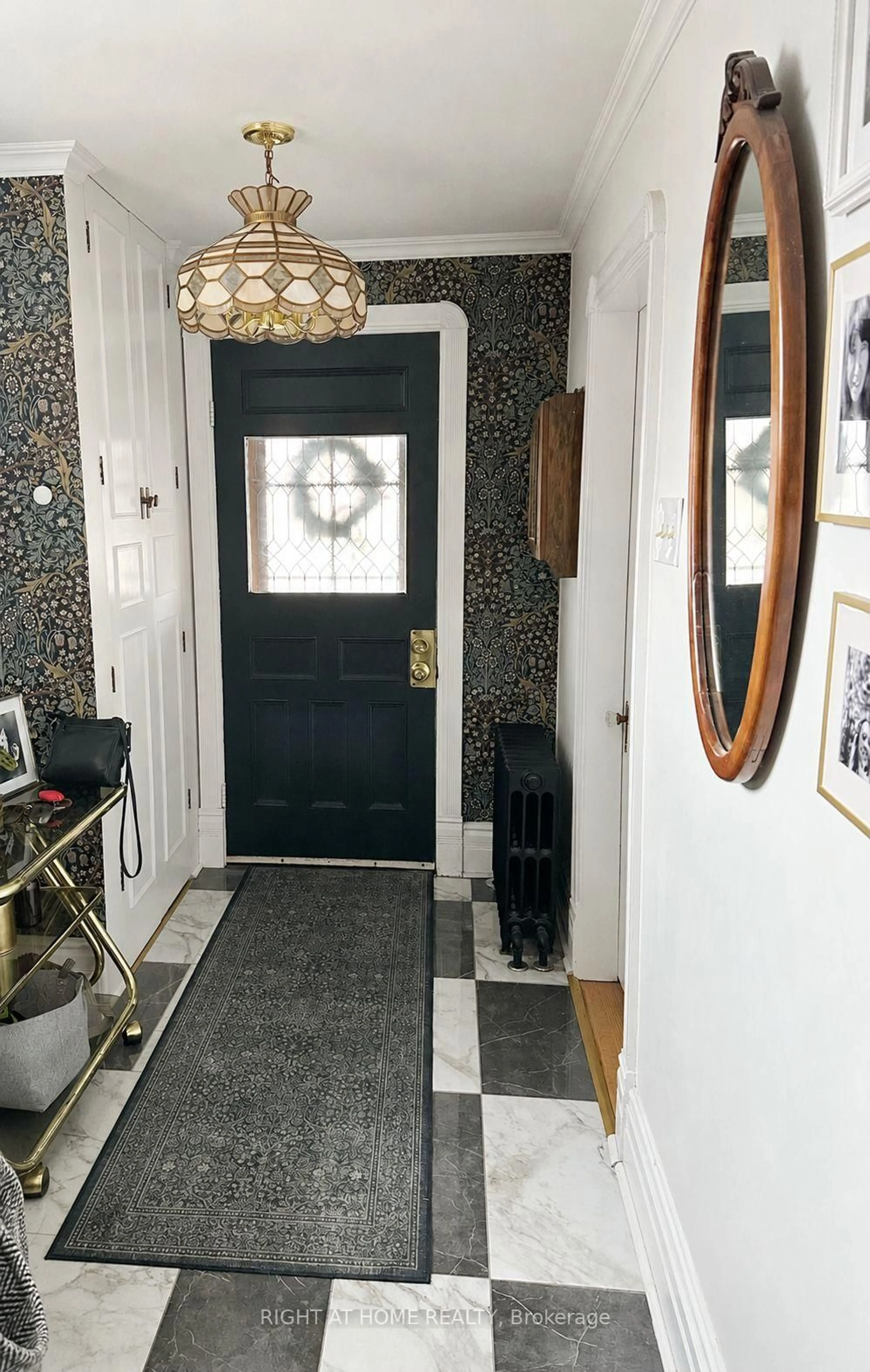 Indoor foyer for 30 GROVE St, Barrie Ontario L4M 2N7