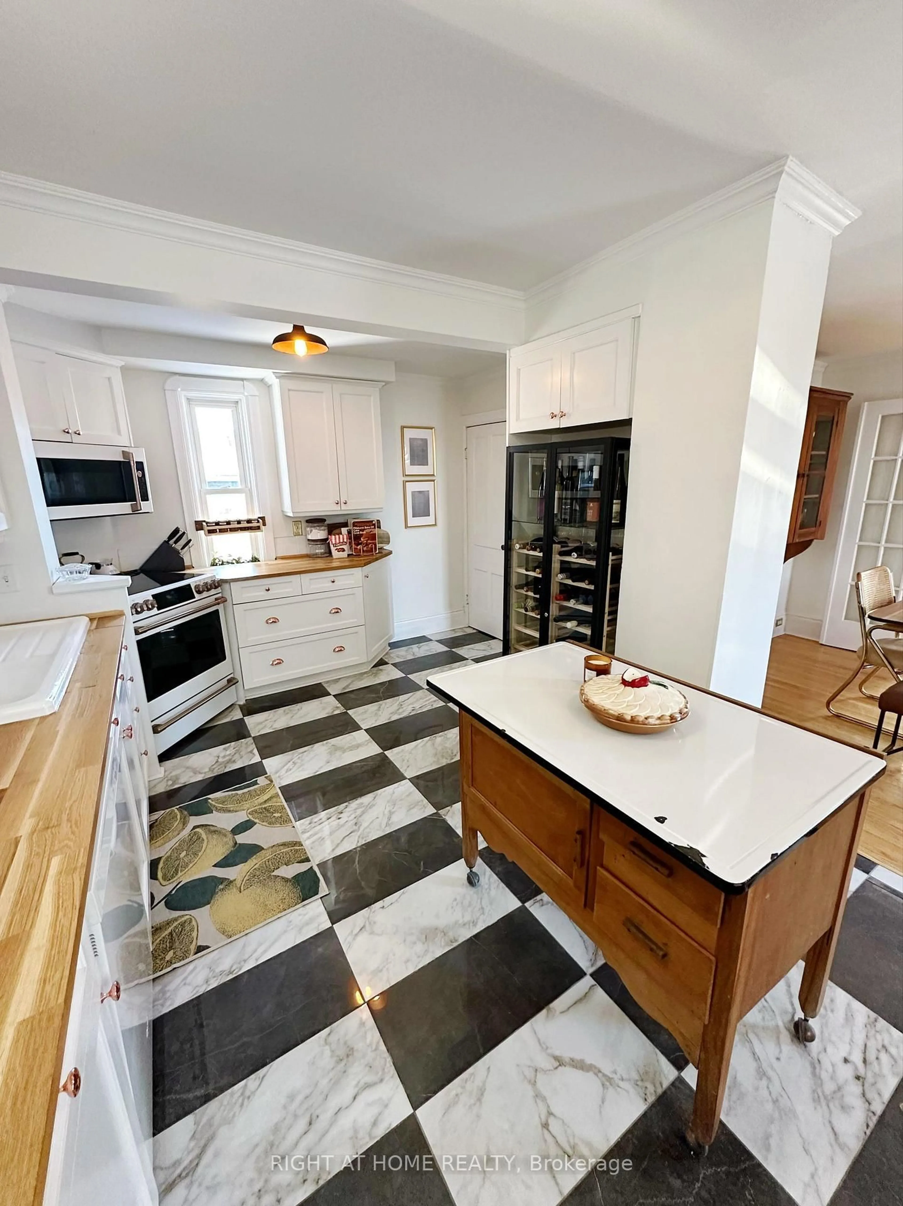 Open concept kitchen, ceramic/tile floor for 30 GROVE St, Barrie Ontario L4M 2N7