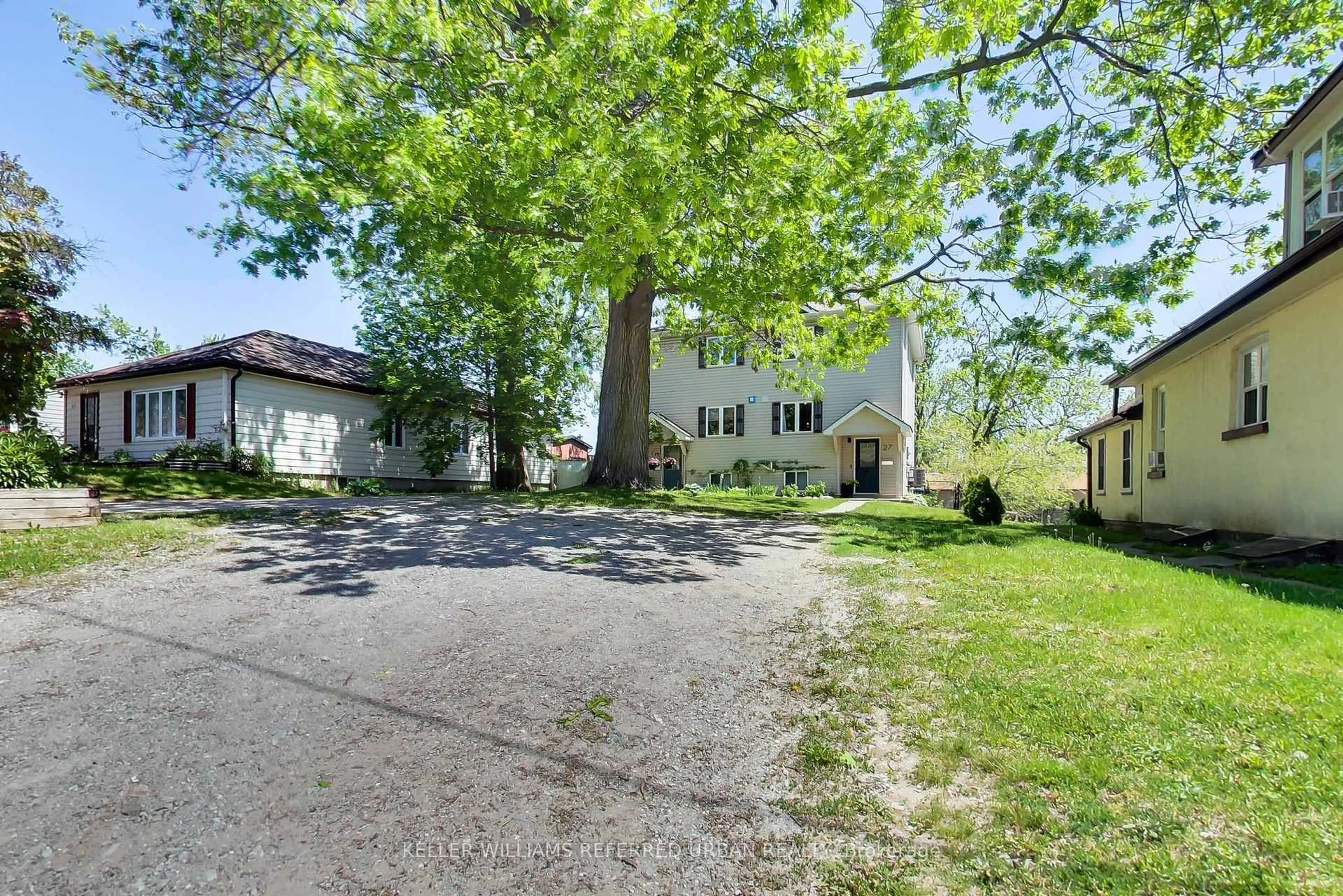 A pic from outside/outdoor area/front of a property/back of a property/a pic from drone, street for 27 Lount St, Barrie Ontario L4M 3E3