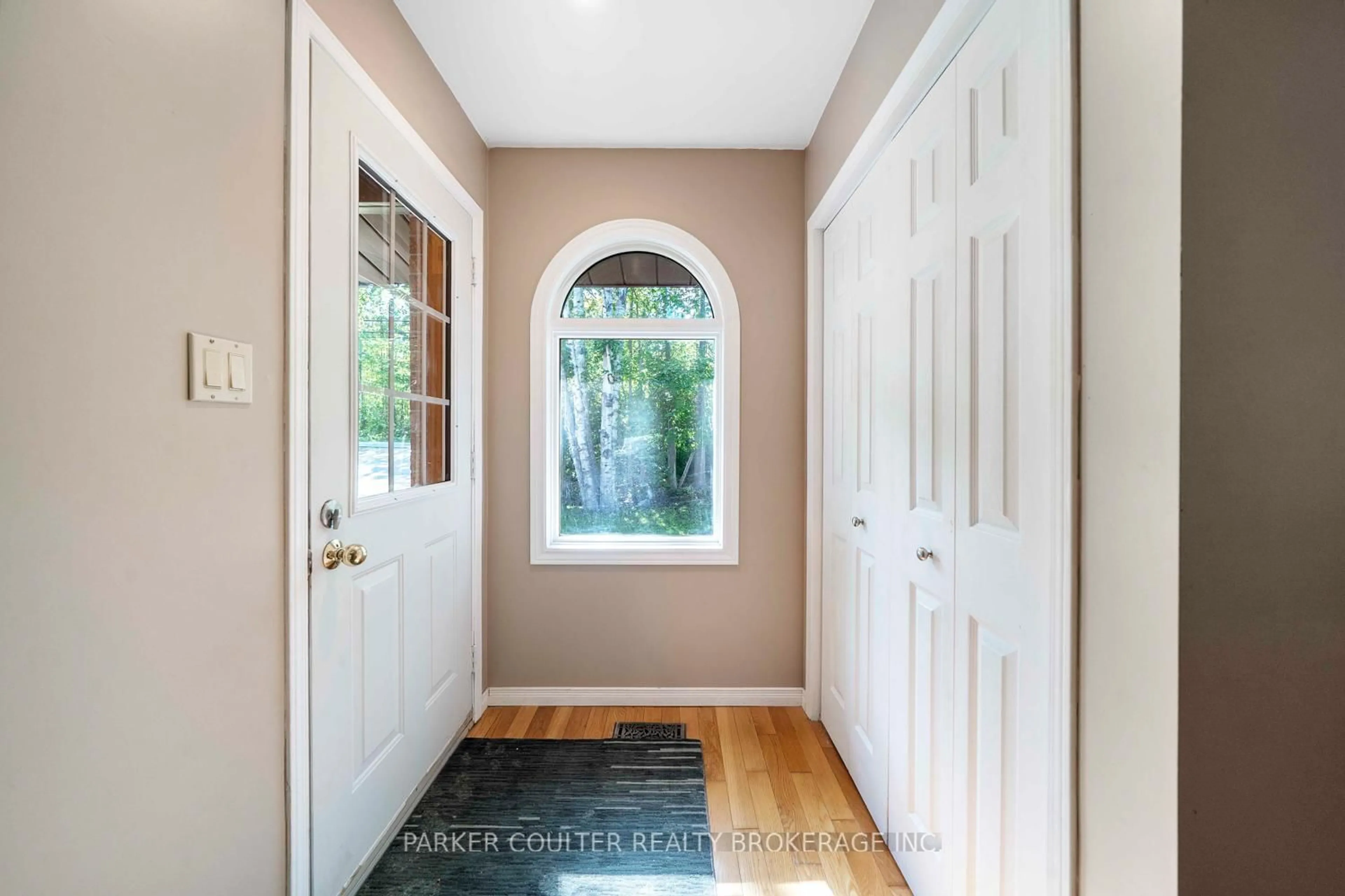 Indoor entryway for 4365 Huronia Rd, Severn Ontario L3V 0G6