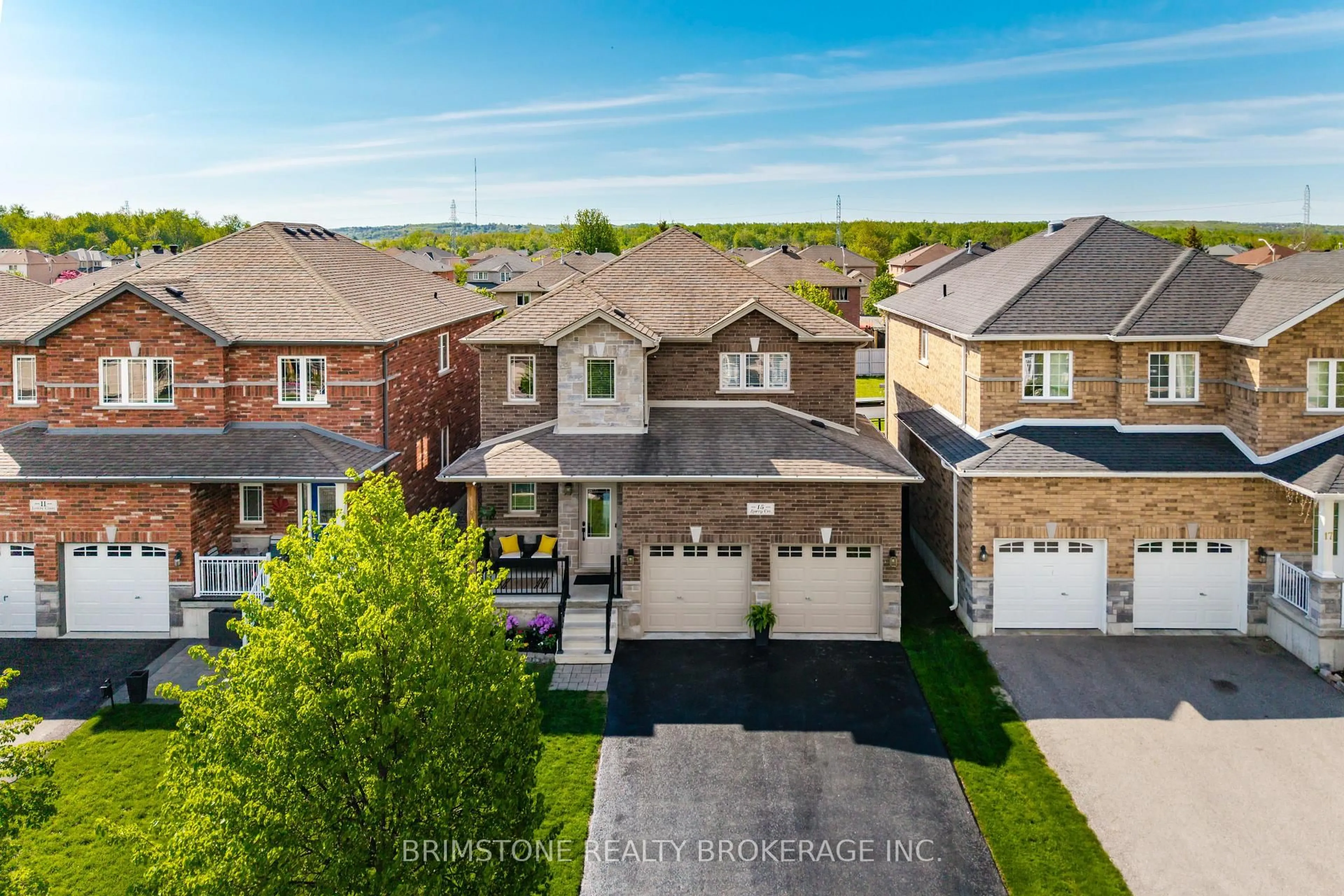 A pic from outside/outdoor area/front of a property/back of a property/a pic from drone, street for 15 Lowry Crt, Barrie Ontario L4N 7N3