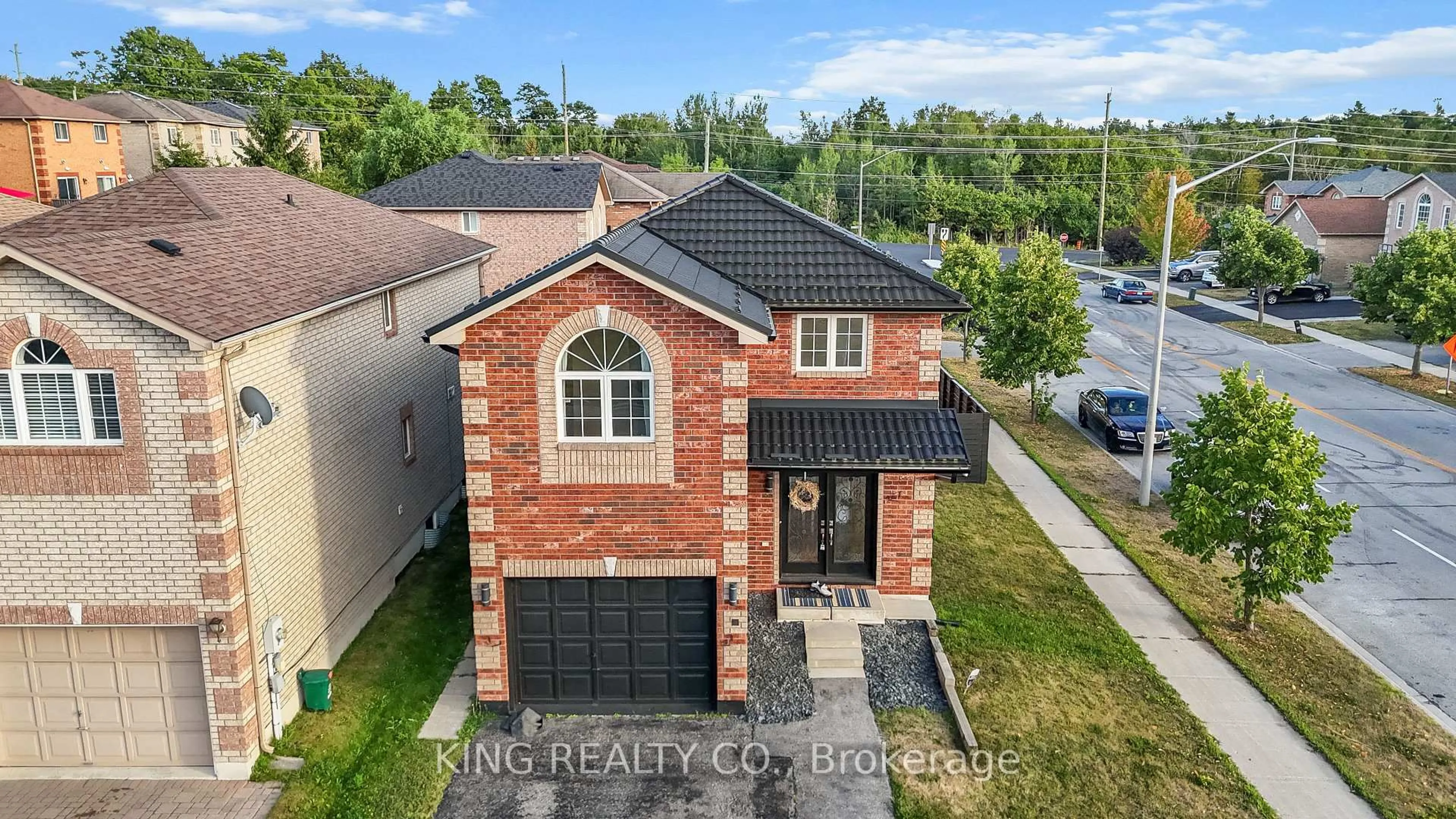 A pic from outside/outdoor area/front of a property/back of a property/a pic from drone, street for 1 Glenhill Dr, Barrie Ontario L4N 5X4