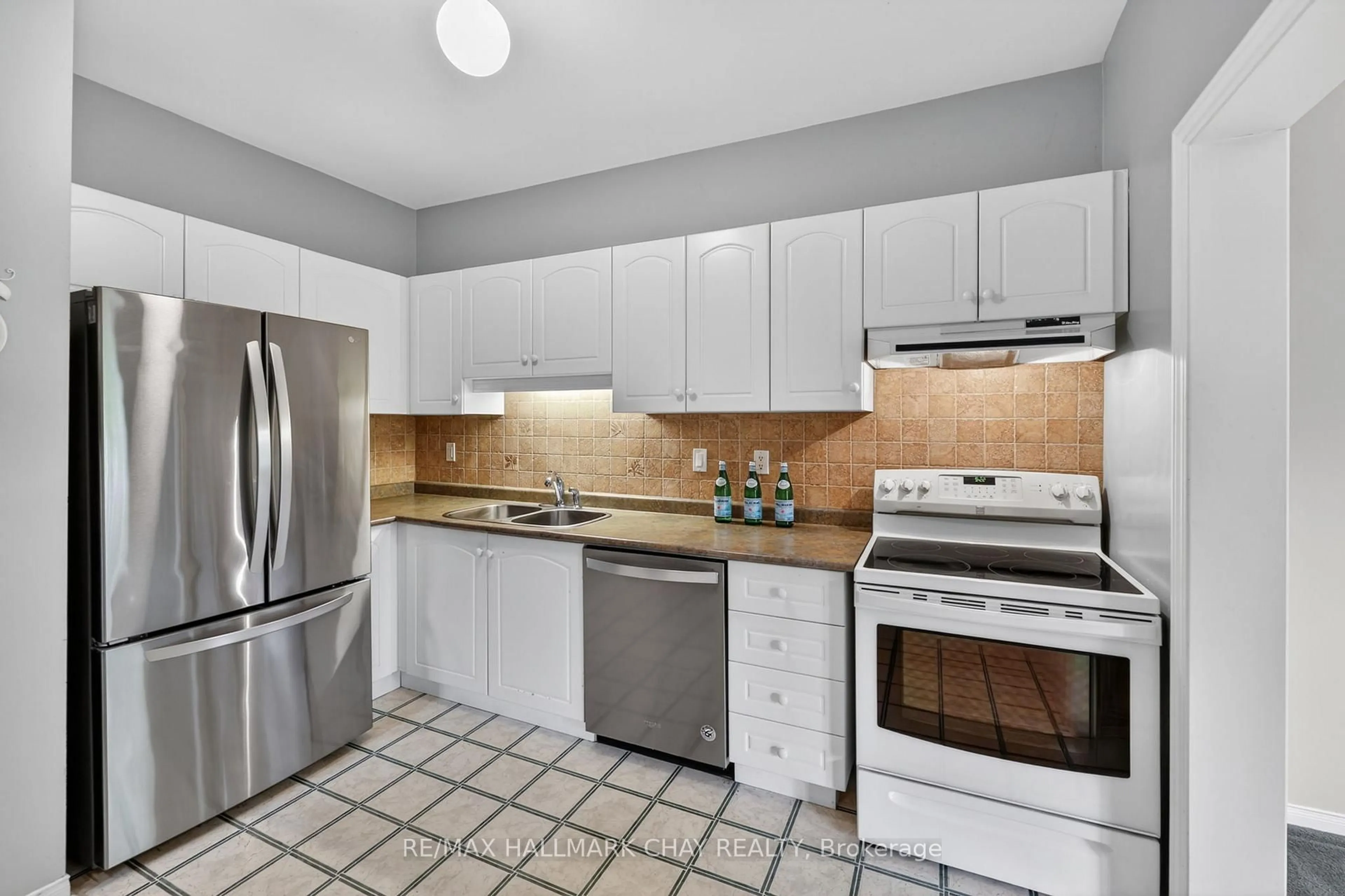 Standard kitchen, ceramic/tile floor for 147 Bruce Cres, Barrie Ontario L4N 8K2