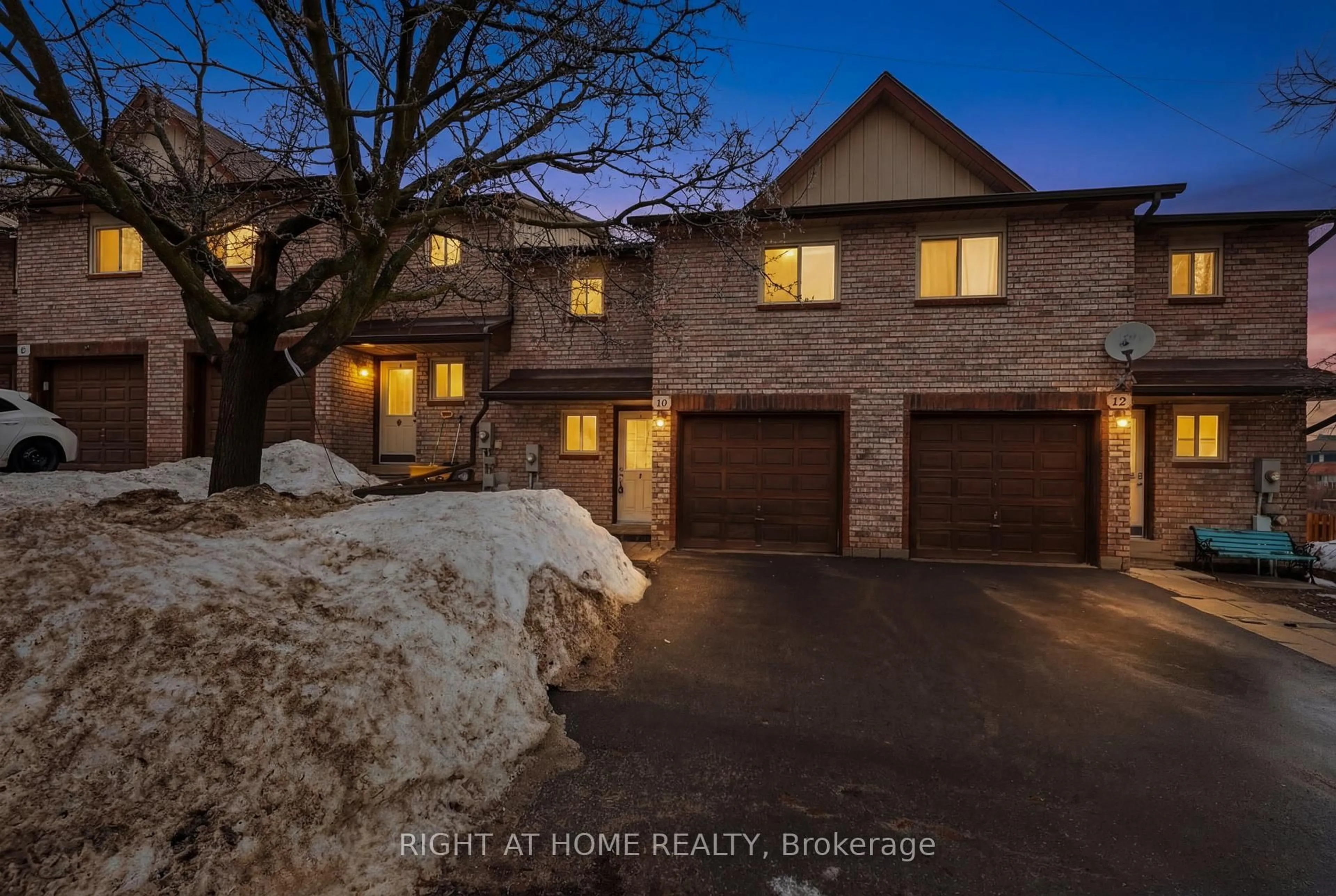 A pic from outside/outdoor area/front of a property/back of a property/a pic from drone, street for 32 Sawmill Rd #10, Barrie Ontario L4N 6X3