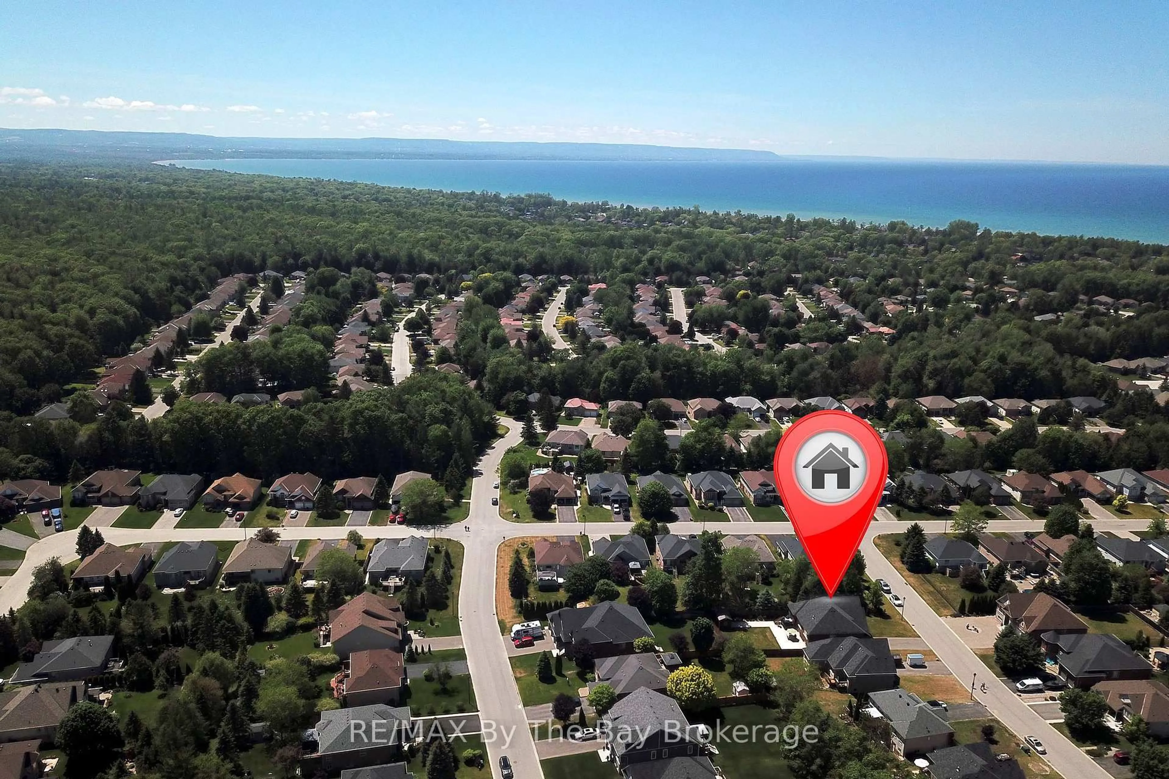 A pic from outside/outdoor area/front of a property/back of a property/a pic from drone, water/lake/river/ocean view for 43 Fawndale Cres, Wasaga Beach Ontario L9Z 2N2