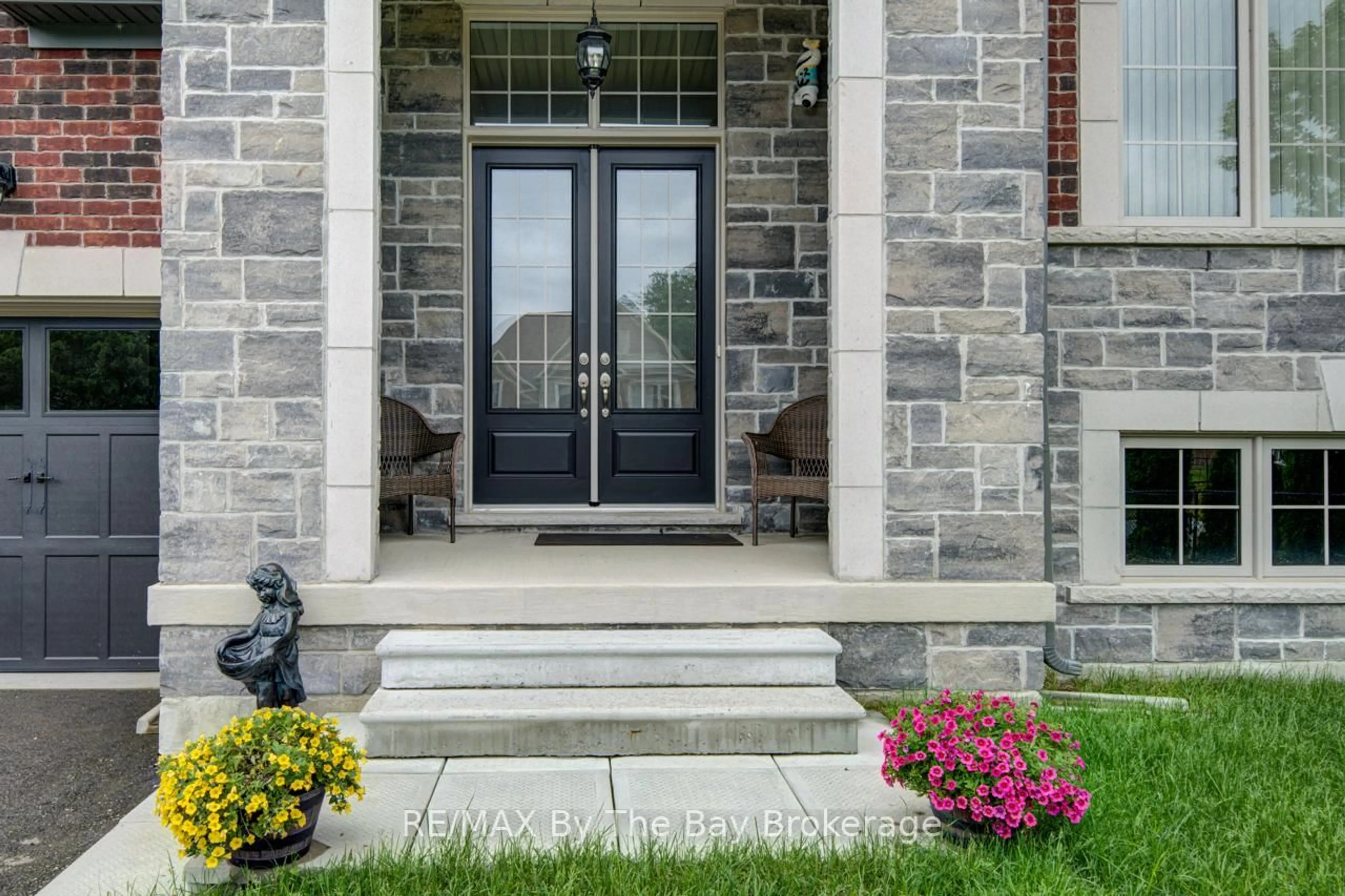 Indoor entryway for 43 Fawndale Cres, Wasaga Beach Ontario L9Z 2N2