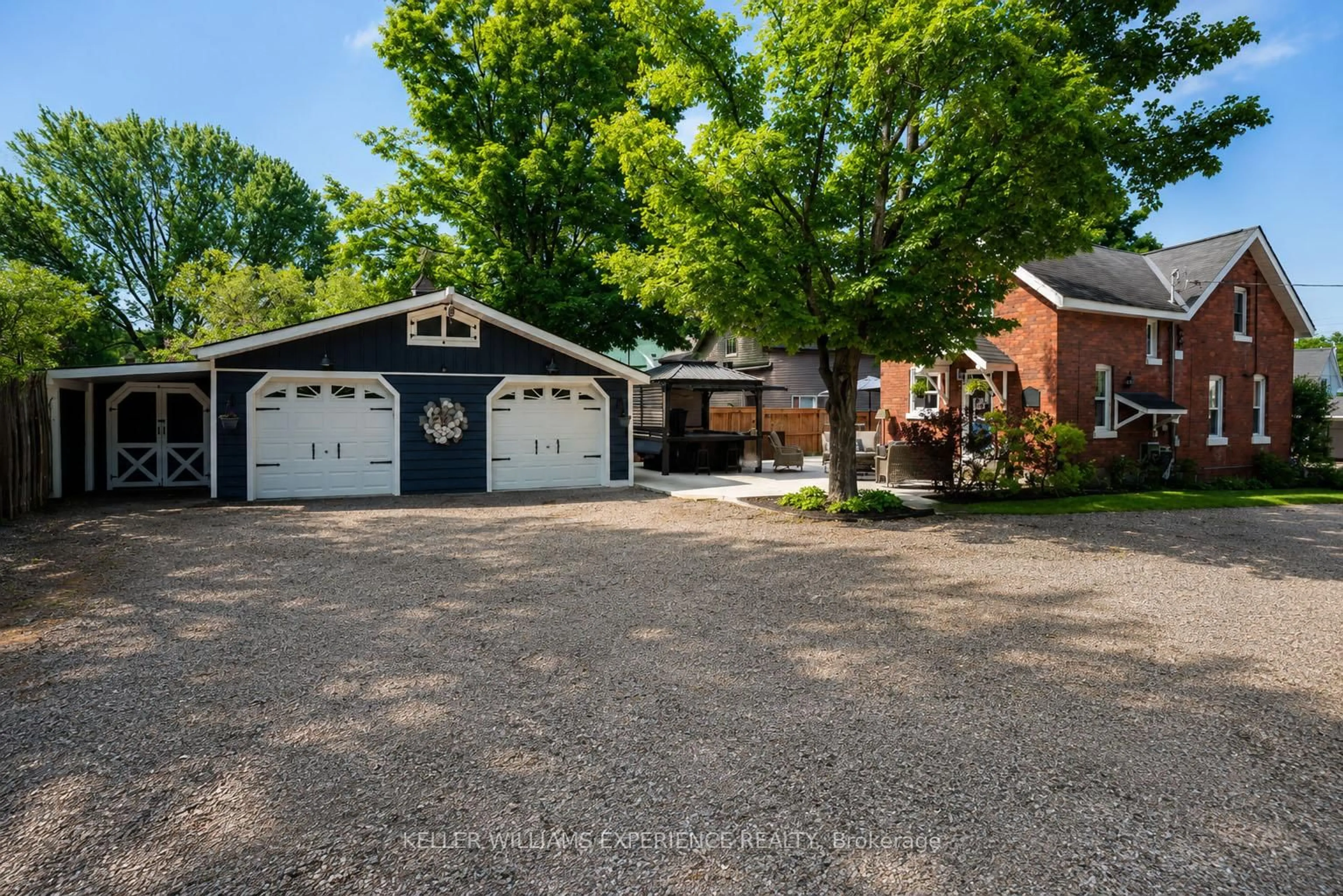 A pic from outside/outdoor area/front of a property/back of a property/a pic from drone, street for 15 LEONARD Ave, Penetanguishene Ontario L9M 1E3