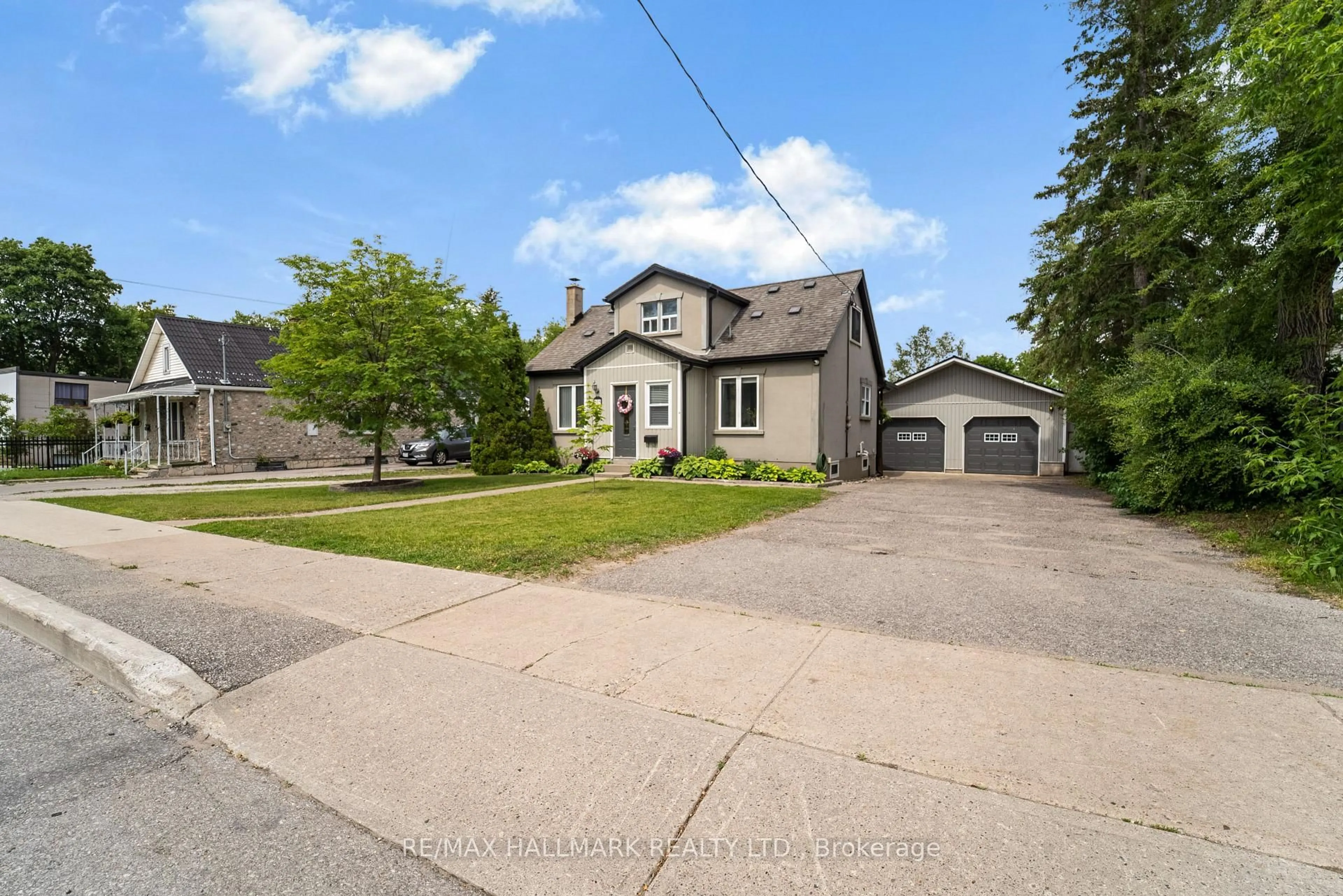 A pic from outside/outdoor area/front of a property/back of a property/a pic from drone, street for 225 Innisfil St, Barrie Ontario L4N 3E9