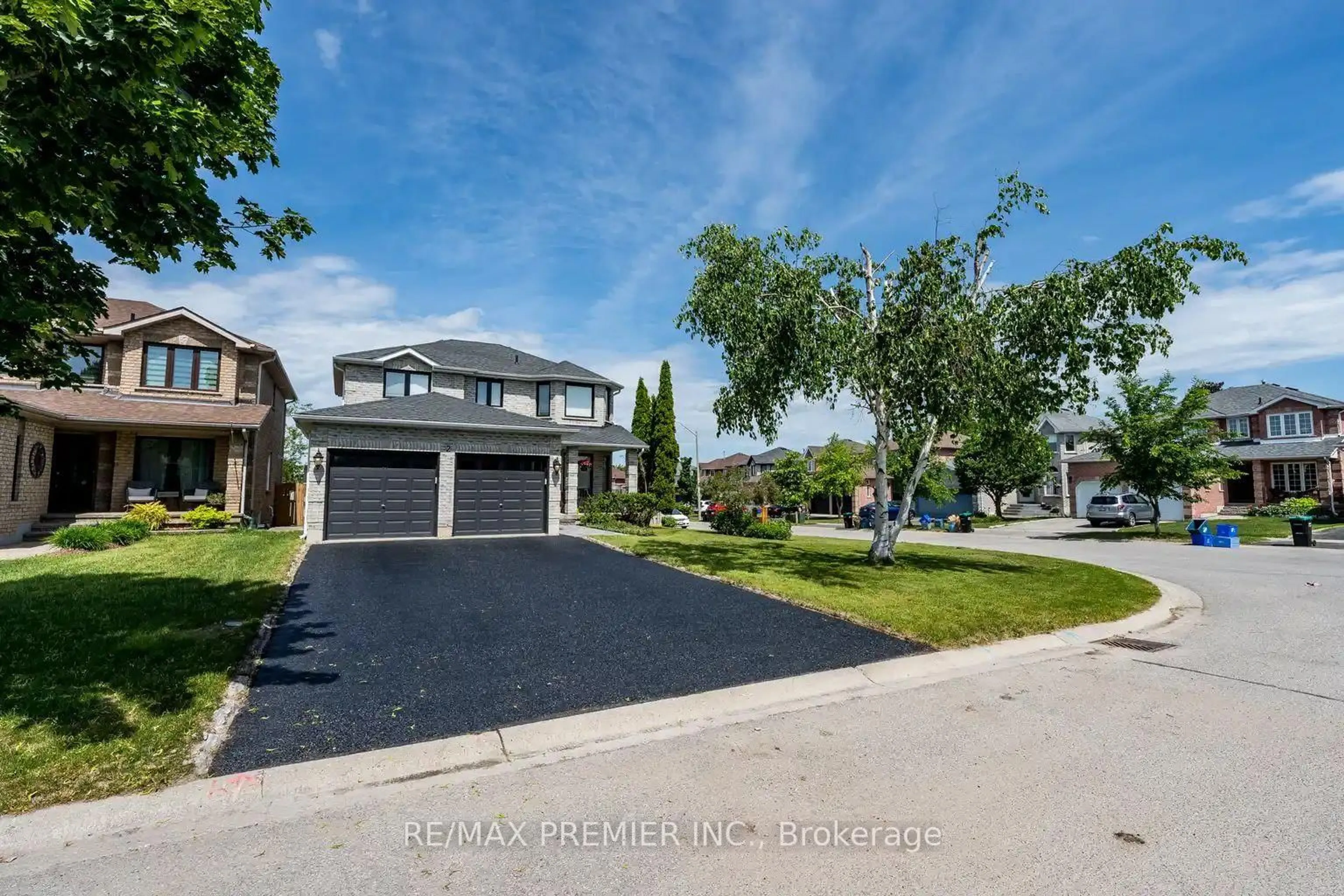 A pic from outside/outdoor area/front of a property/back of a property/a pic from drone, street for 2 Grace Cres, Barrie Ontario L4N 9S7