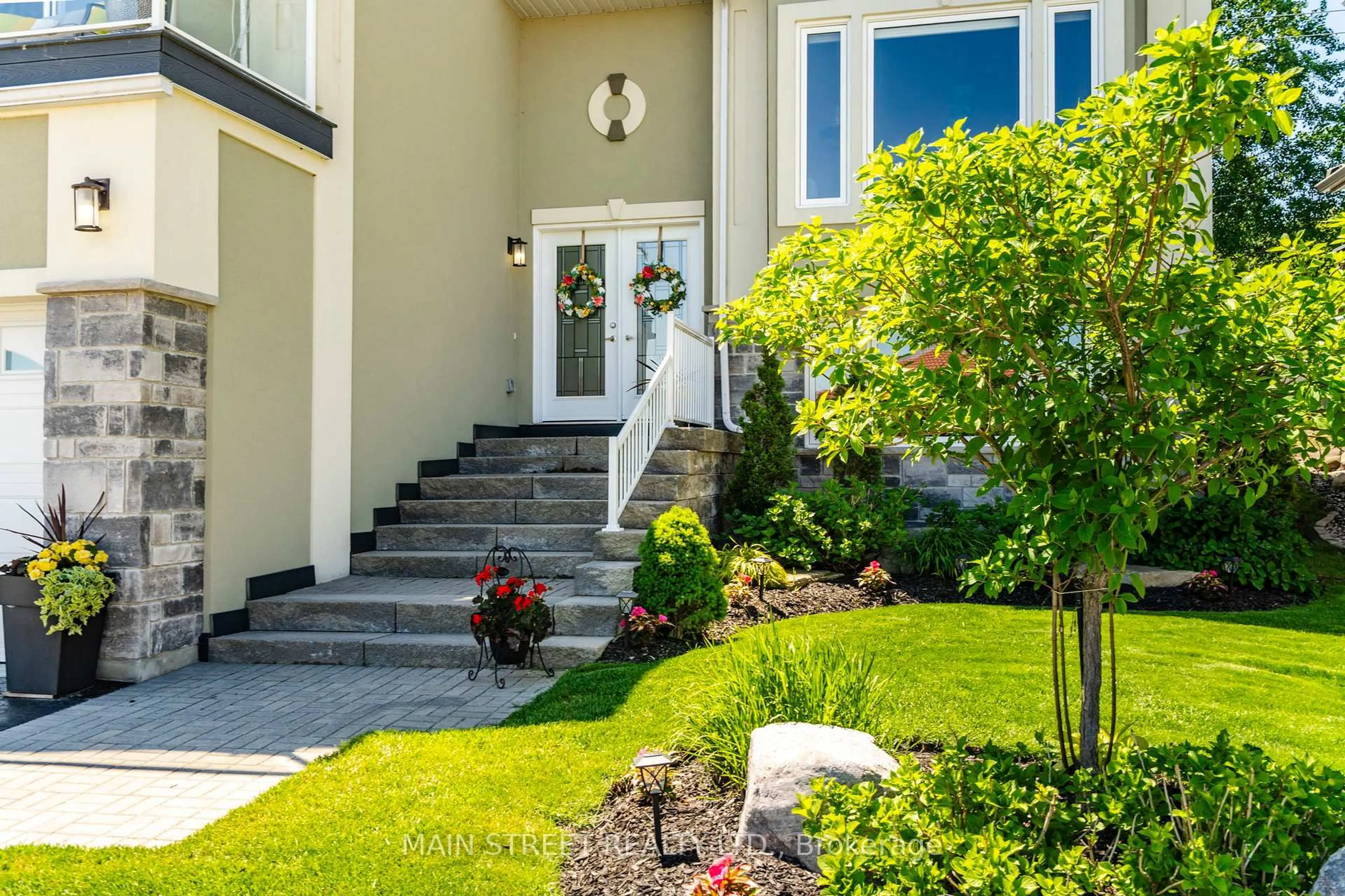Indoor entryway for 644 Taylor Dr, Midland Ontario L4R 0E3