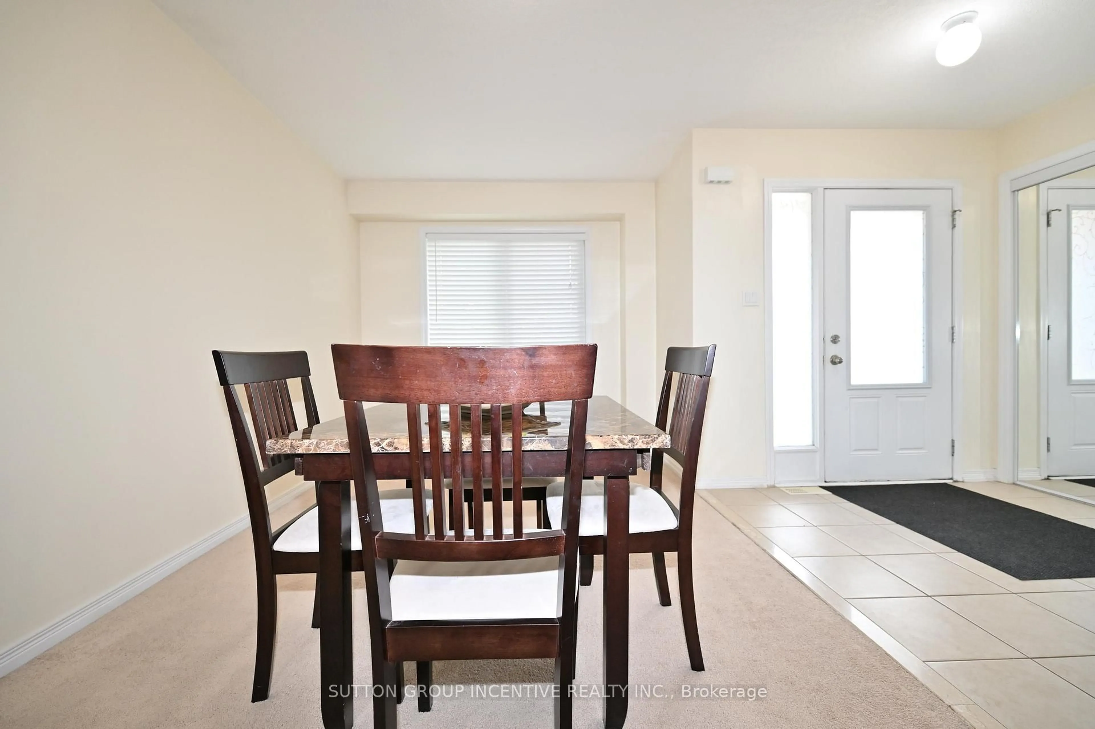 Dining room, wood/laminate floor for 90 SOVEREIGN'S Gate #29, Barrie Ontario L4N 0Y9