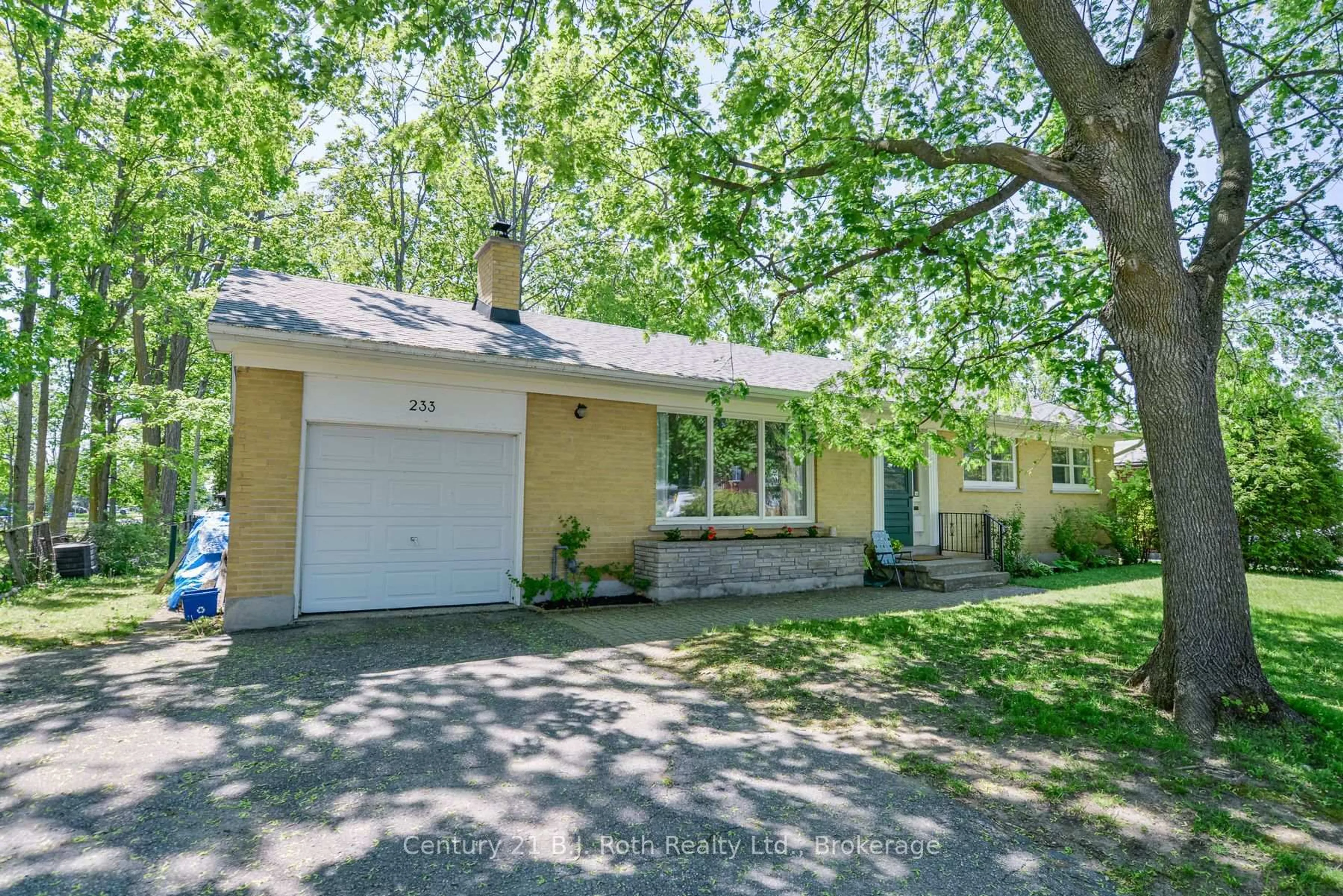 Home with vinyl exterior material, street for 233 Lawrence Ave, Orillia Ontario L3V 5M3