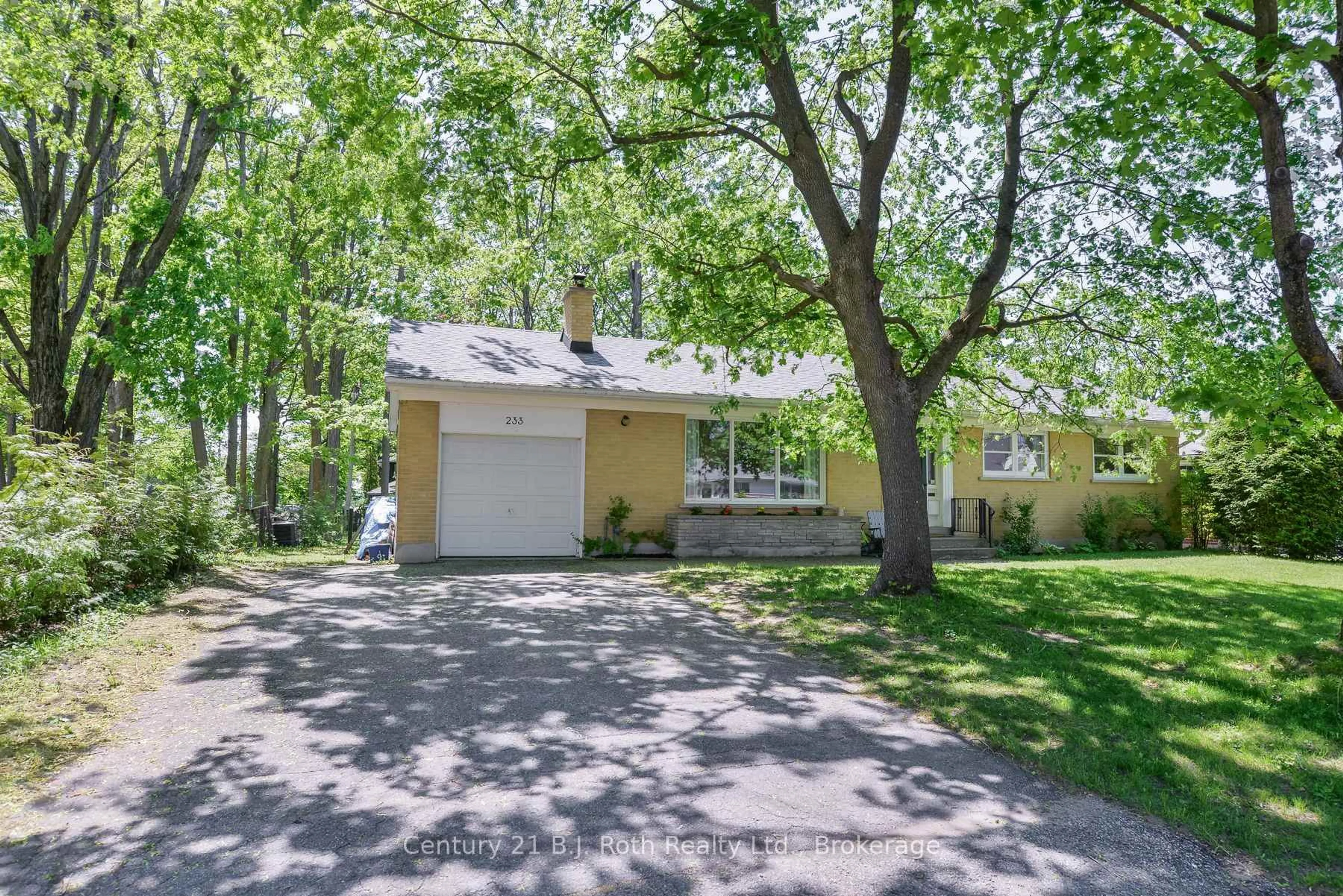 Home with vinyl exterior material, street for 233 Lawrence Ave, Orillia Ontario L3V 5M3