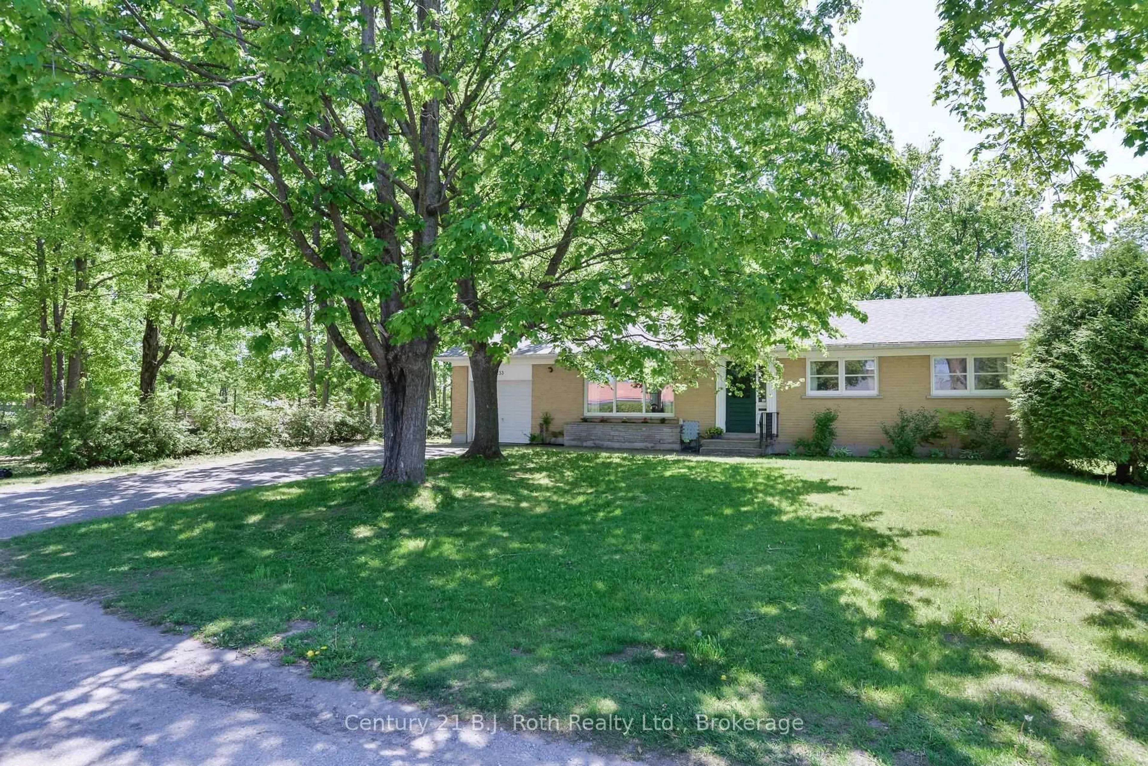 A pic from outside/outdoor area/front of a property/back of a property/a pic from drone, street for 233 Lawrence Ave, Orillia Ontario L3V 5M3