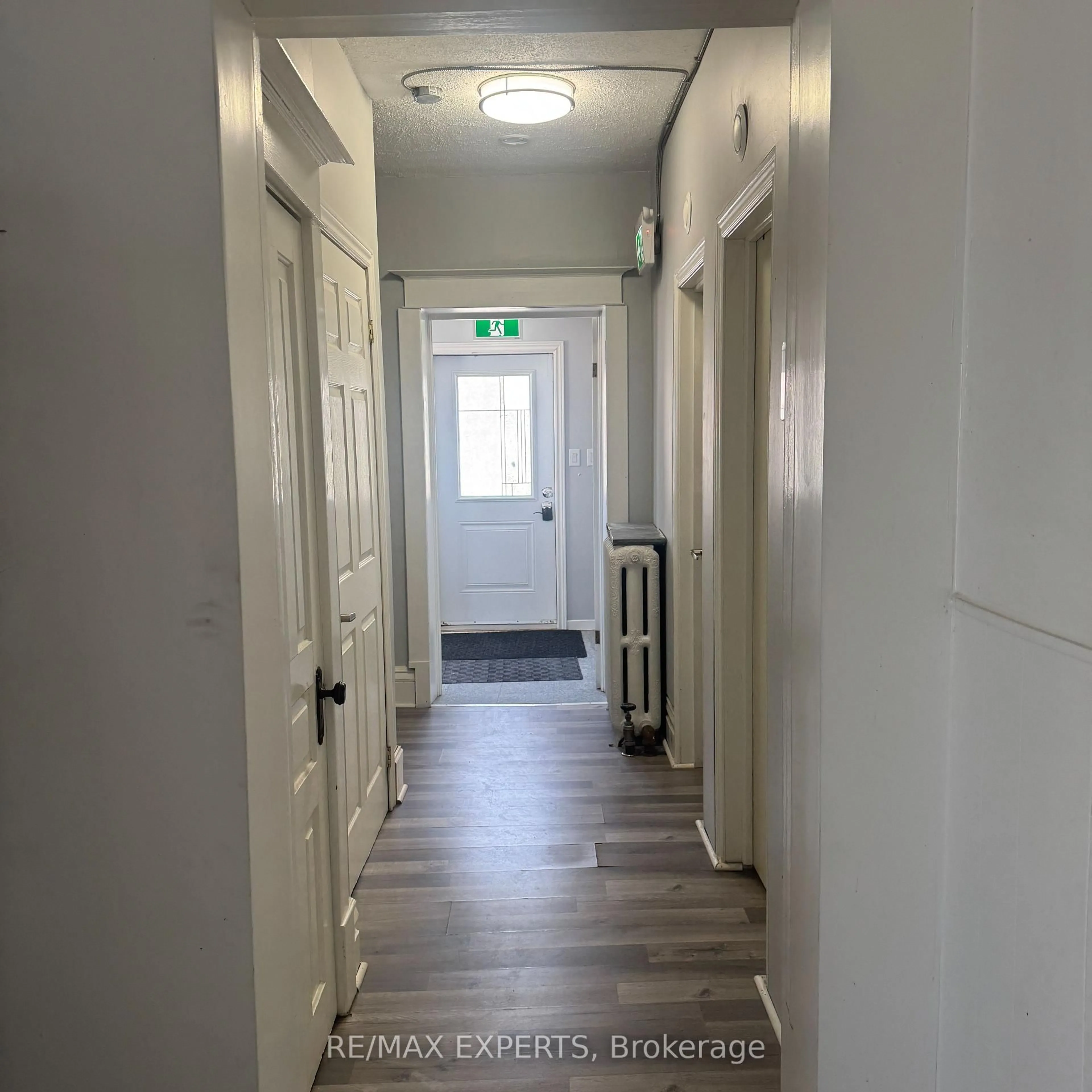 Indoor entryway for 354 Midland Ave, Midland Ontario L4R 3K7