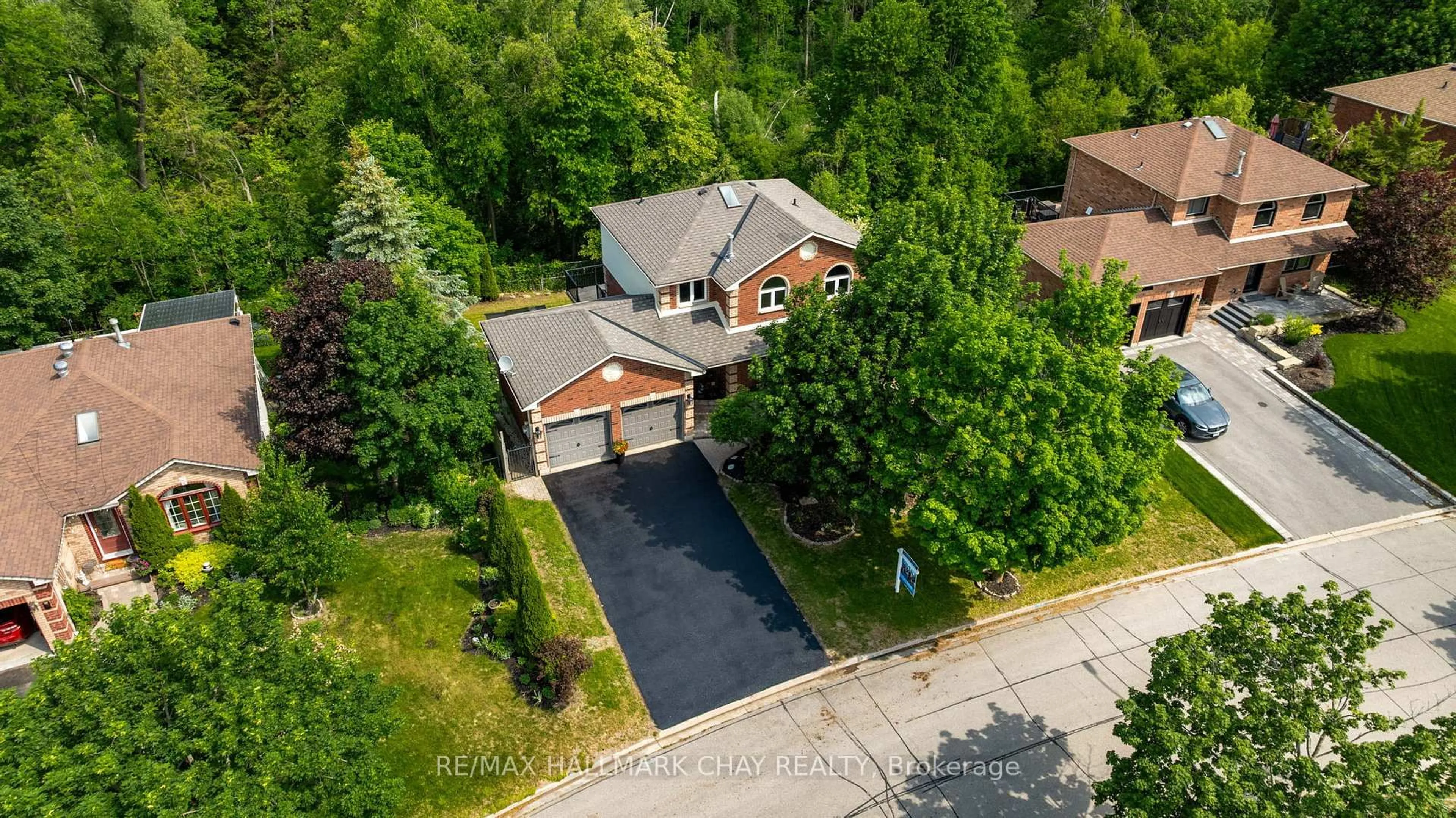 A pic from outside/outdoor area/front of a property/back of a property/a pic from drone, street for 16 Columbia Rd, Barrie Ontario L4N 8C7