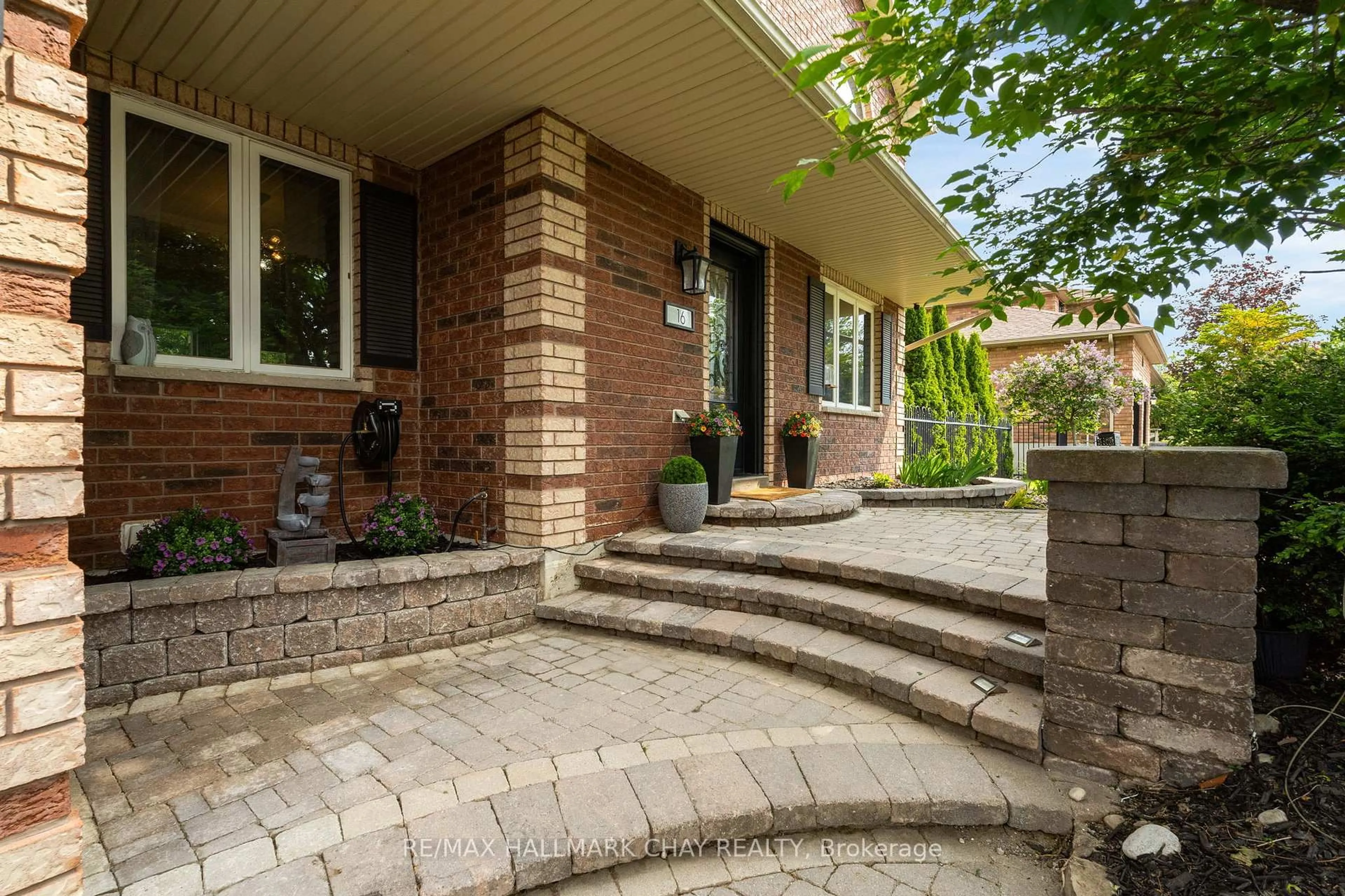 Patio, street for 16 Columbia Rd, Barrie Ontario L4N 8C7