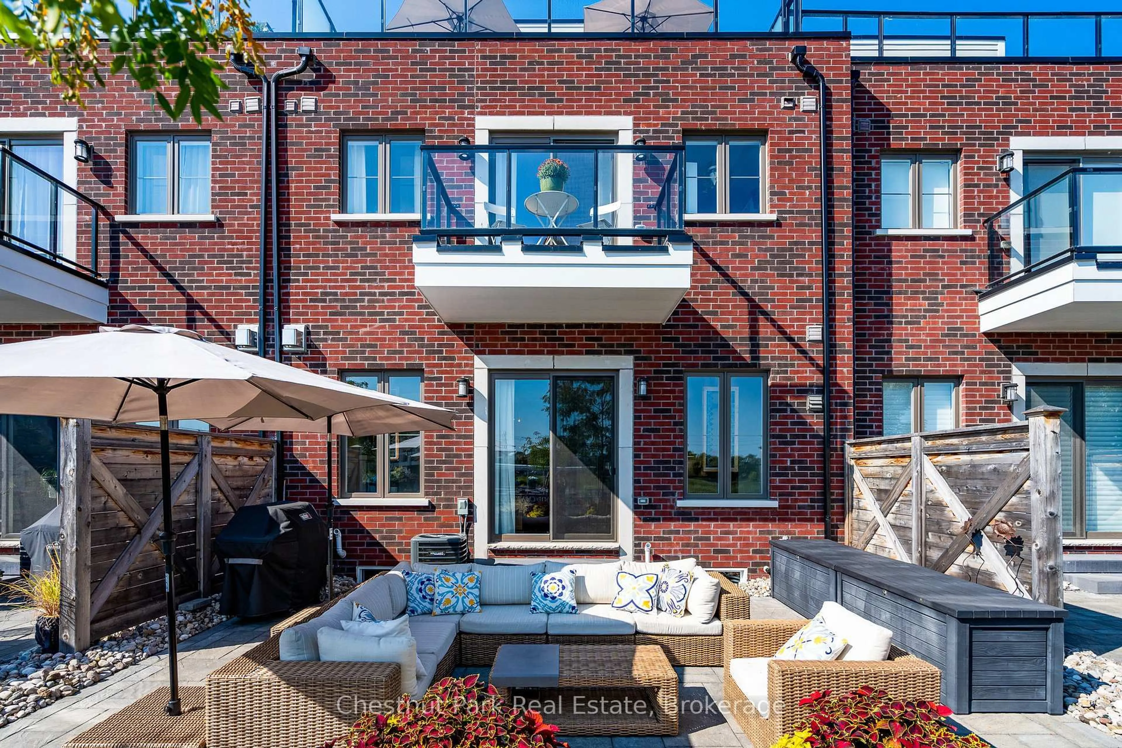 Patio, street for 31 Emerson Mews, Collingwood Ontario L9Y 2X4