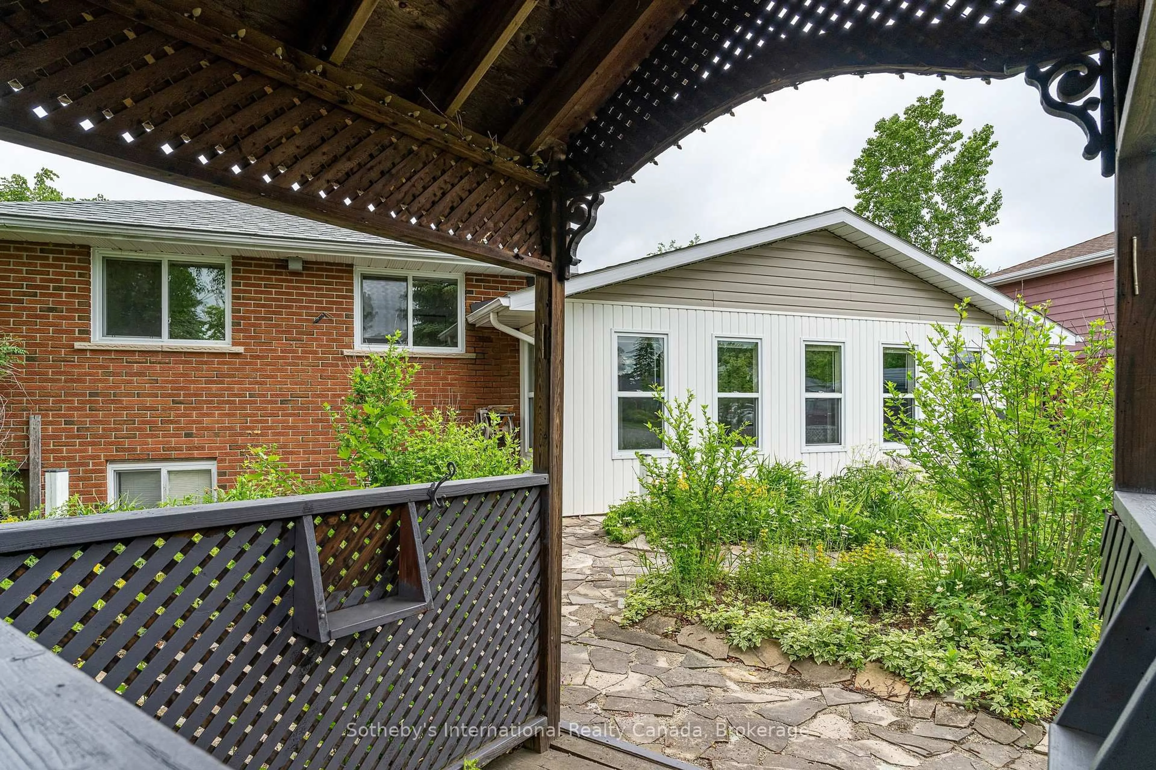 Patio, street for 7 Whipps Crt, Collingwood Ontario L9Y 4B7