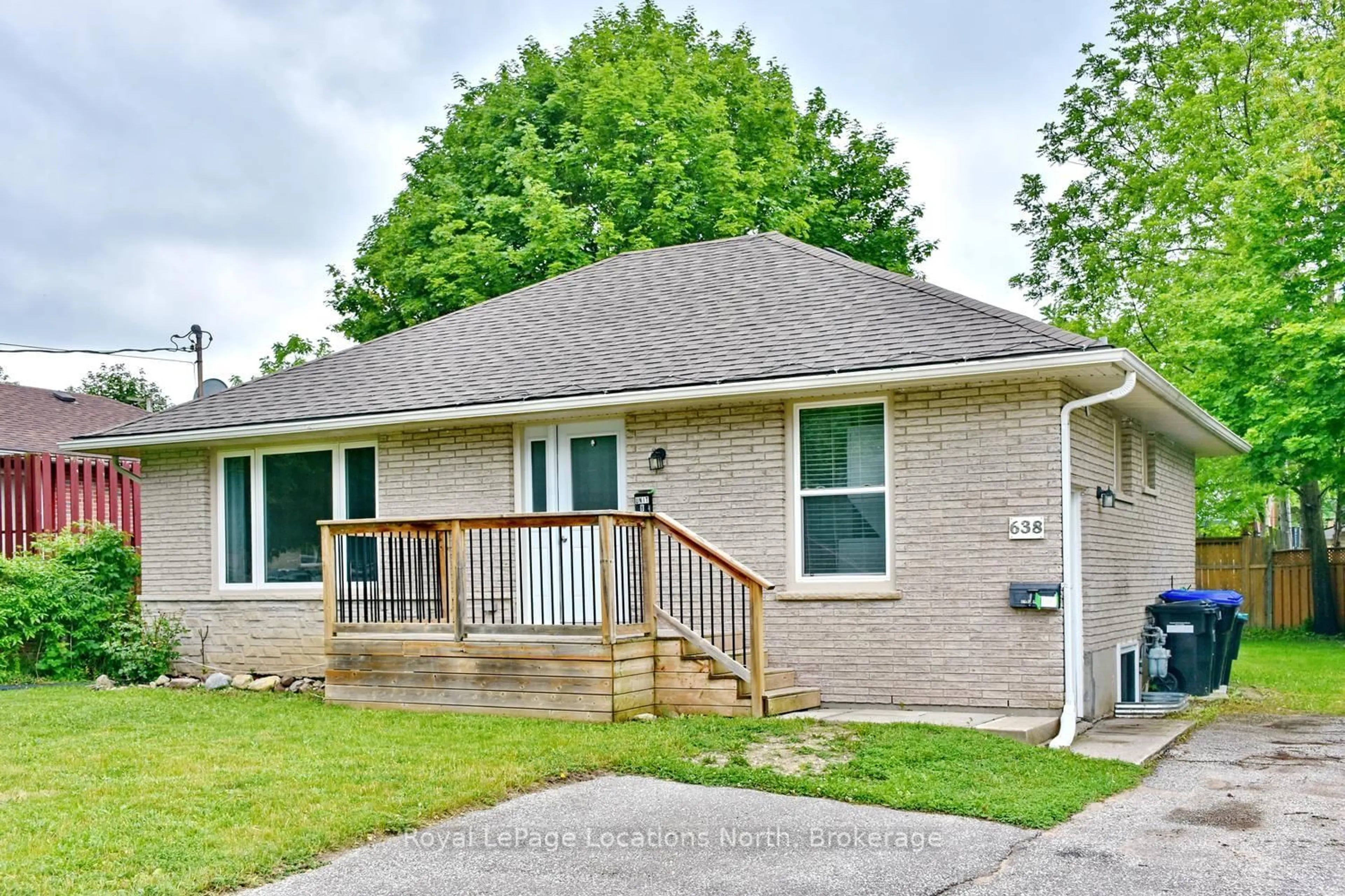 Home with brick exterior material, street for 638 OAK St, Collingwood Ontario L9Y 2Z8