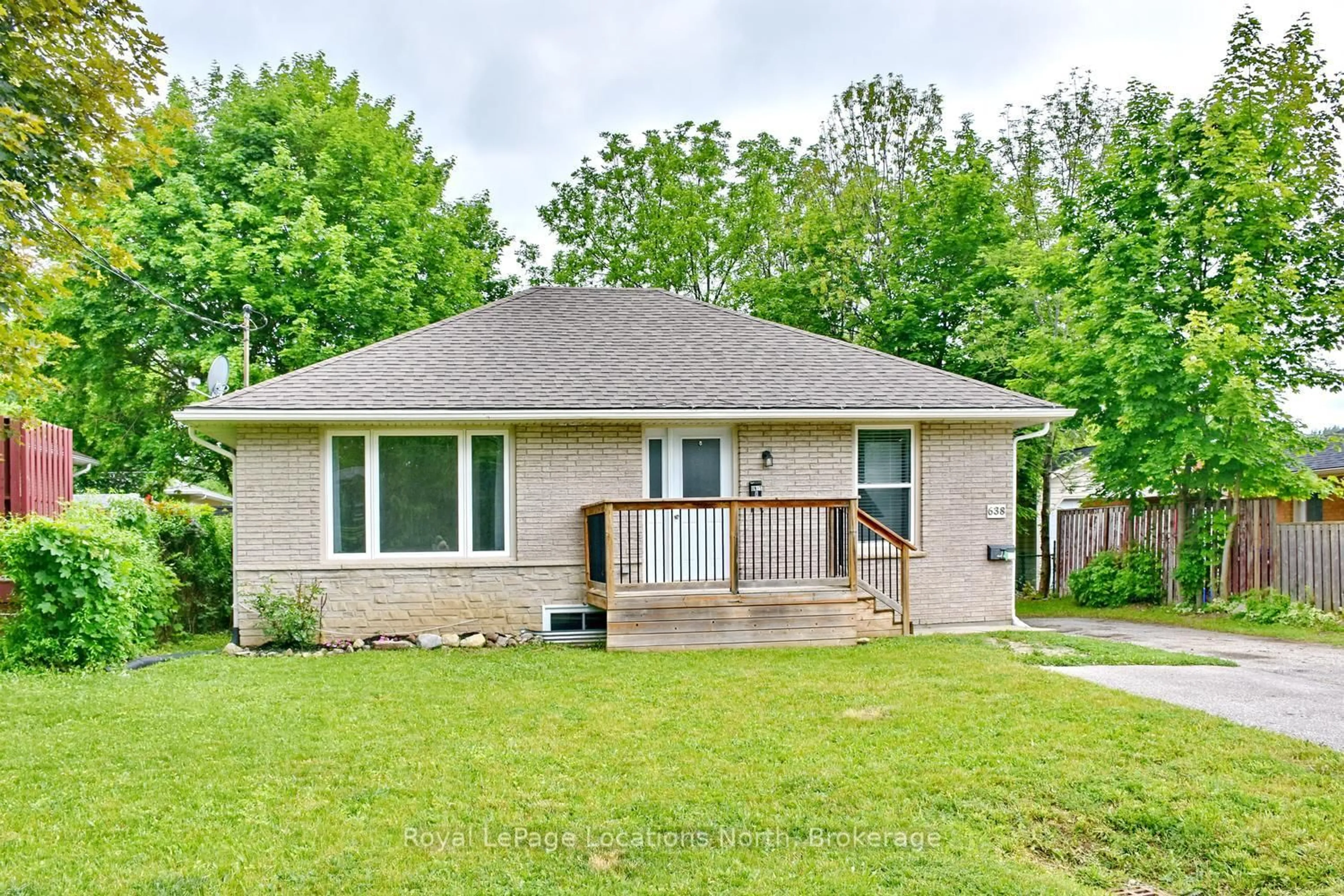 Home with brick exterior material, street for 638 OAK St, Collingwood Ontario L9Y 2Z8