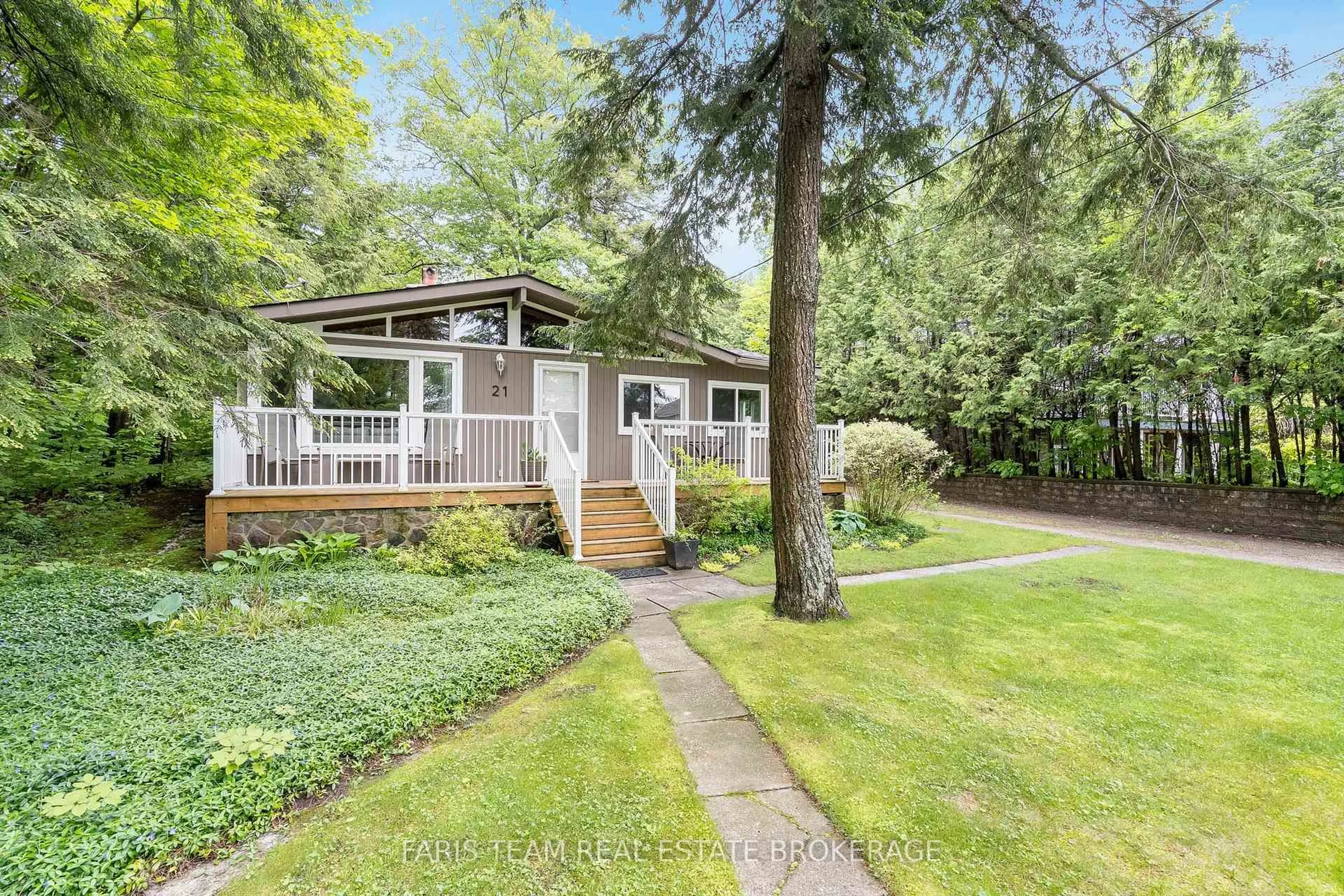 A pic from outside/outdoor area/front of a property/back of a property/a pic from drone, street for 21 East Beach Rd, Tiny Ontario L9M 0M6