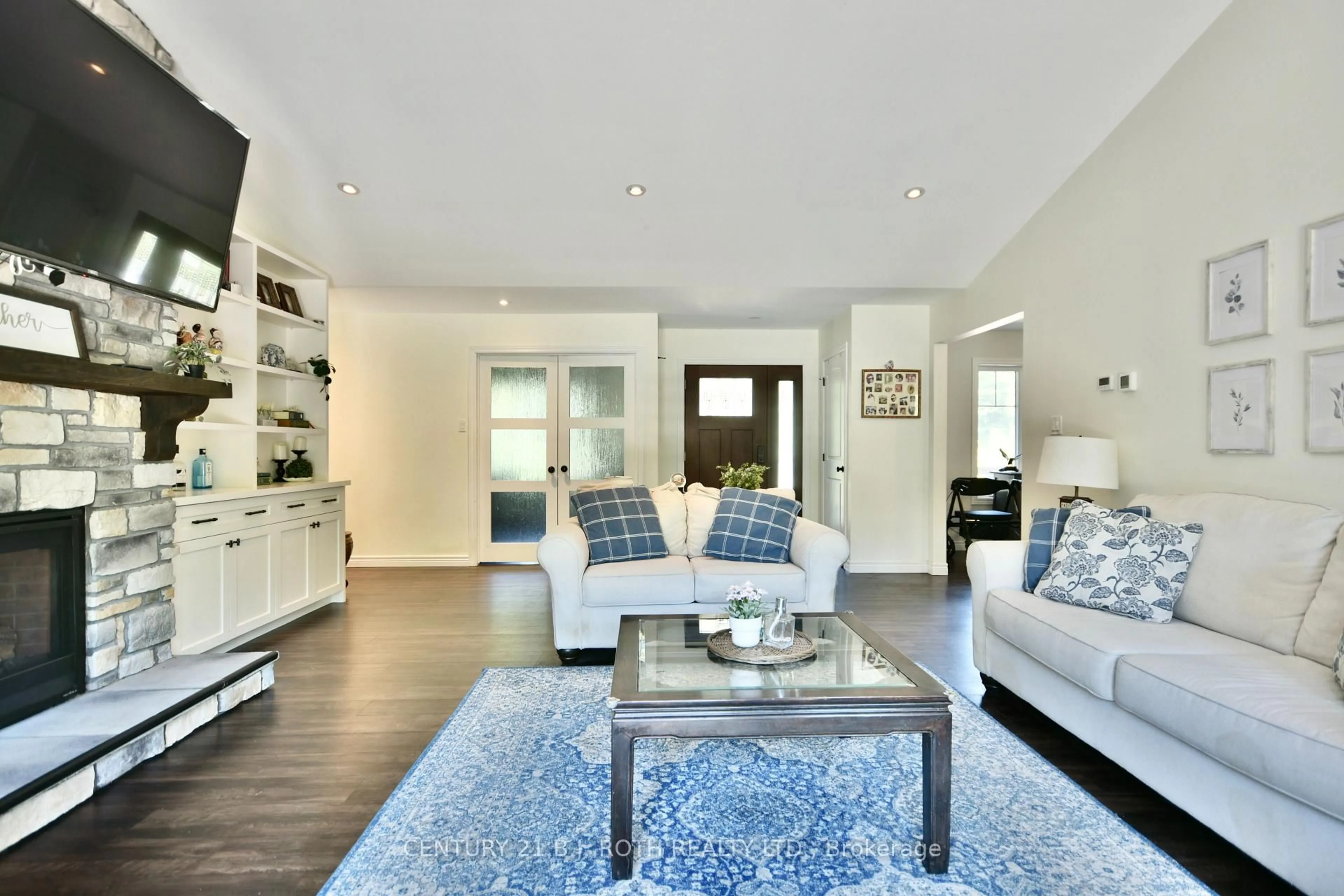 Living room with furniture, unknown for 5 Gerus Rd, Tiny Ontario L0L 2J0