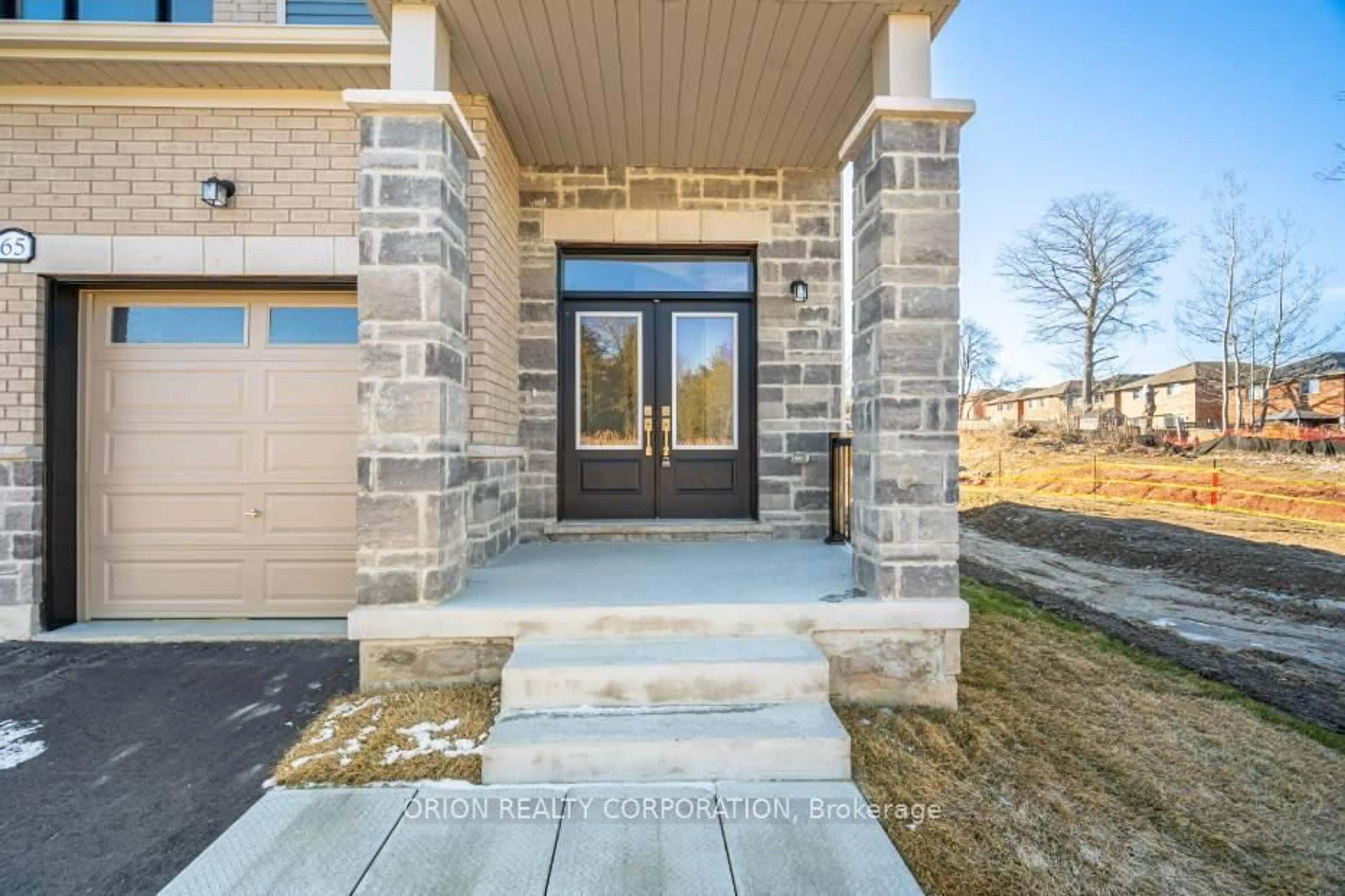 Indoor entryway for 65 Thicketwood Ave, Barrie Ontario L9L 0X4