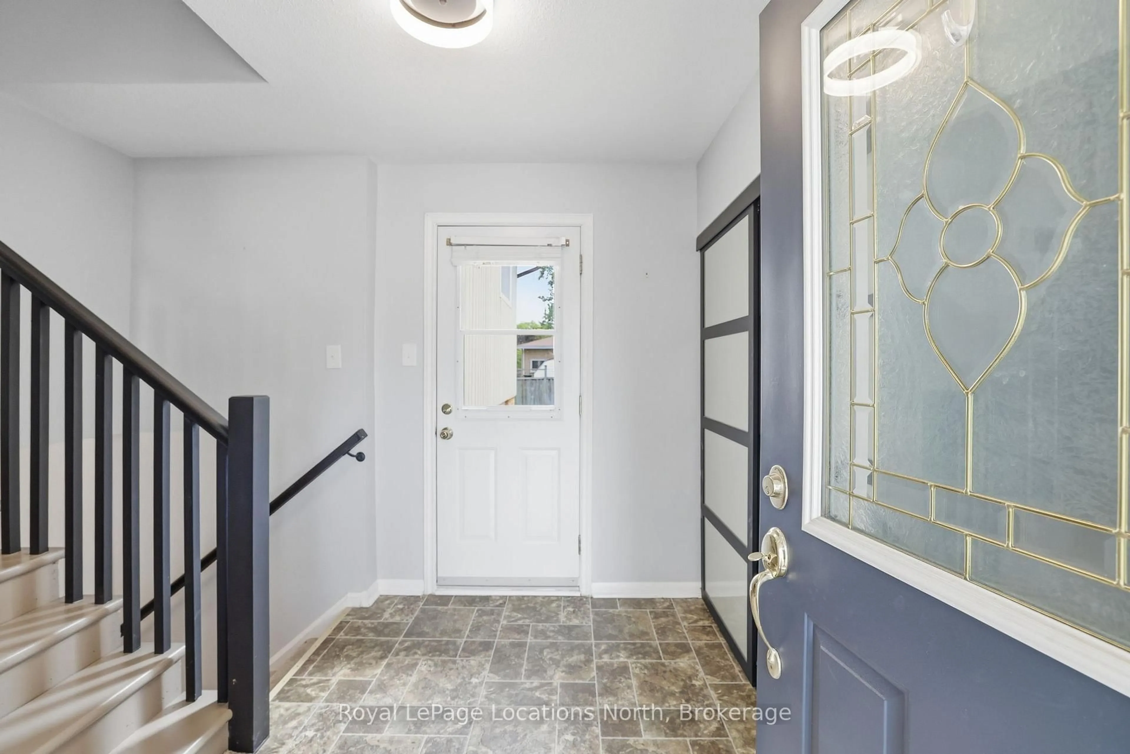 Indoor entryway for 30 Courtice Cres, Collingwood Ontario L9Y 4G1