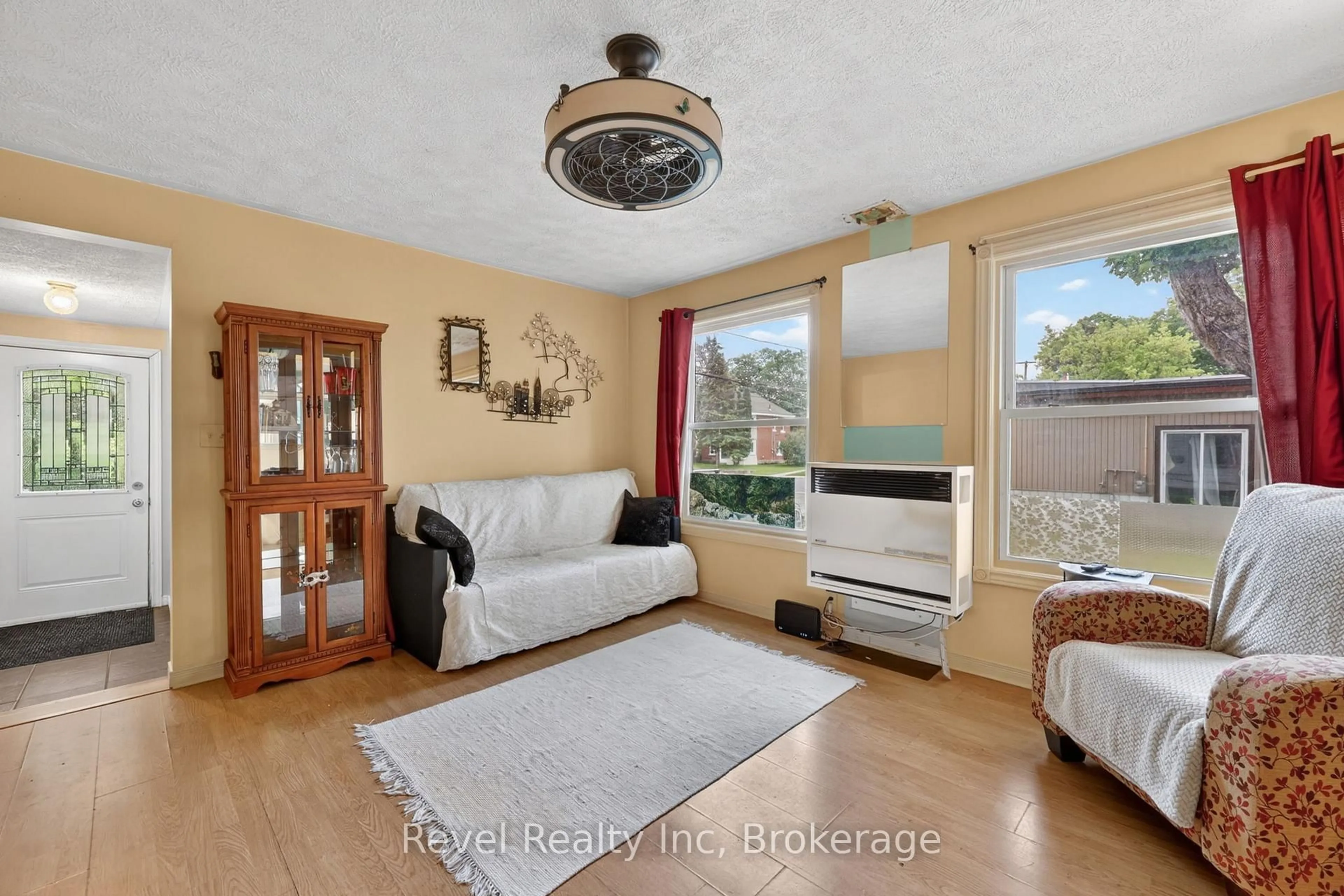Living room with furniture, unknown for 762 SEVENTH Ave, Tay Ontario L0K 1R0