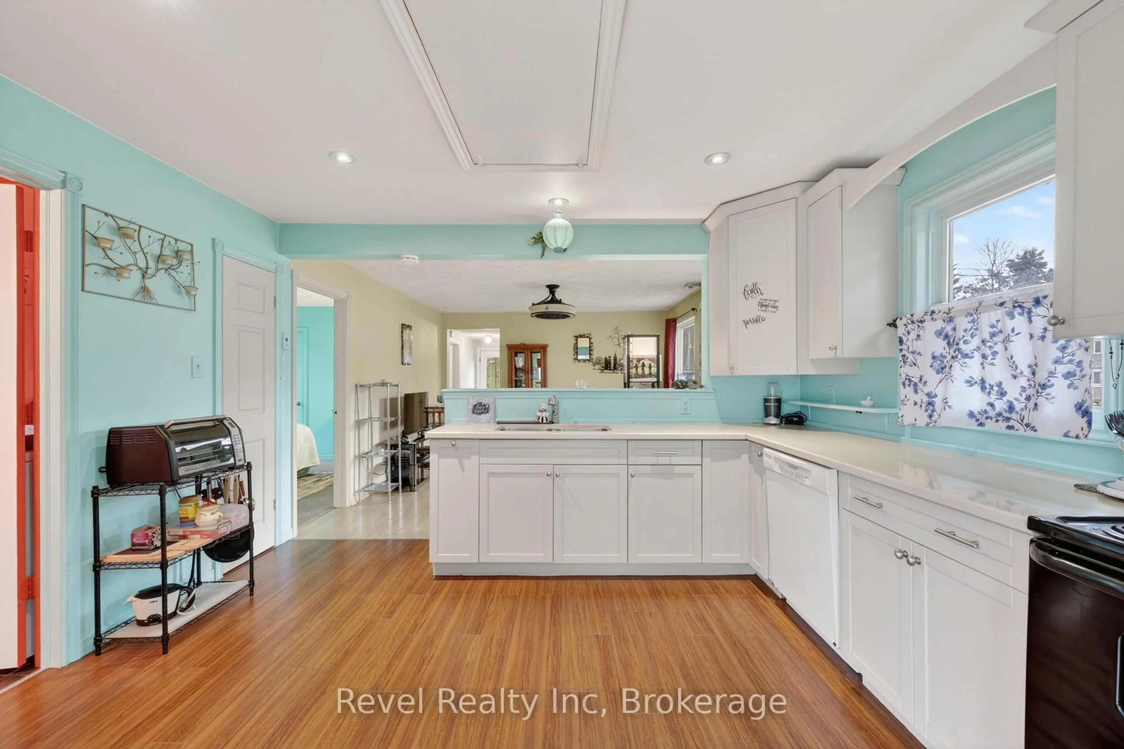 Open concept kitchen, ceramic/tile floor for 762 SEVENTH Ave, Tay Ontario L0K 1R0