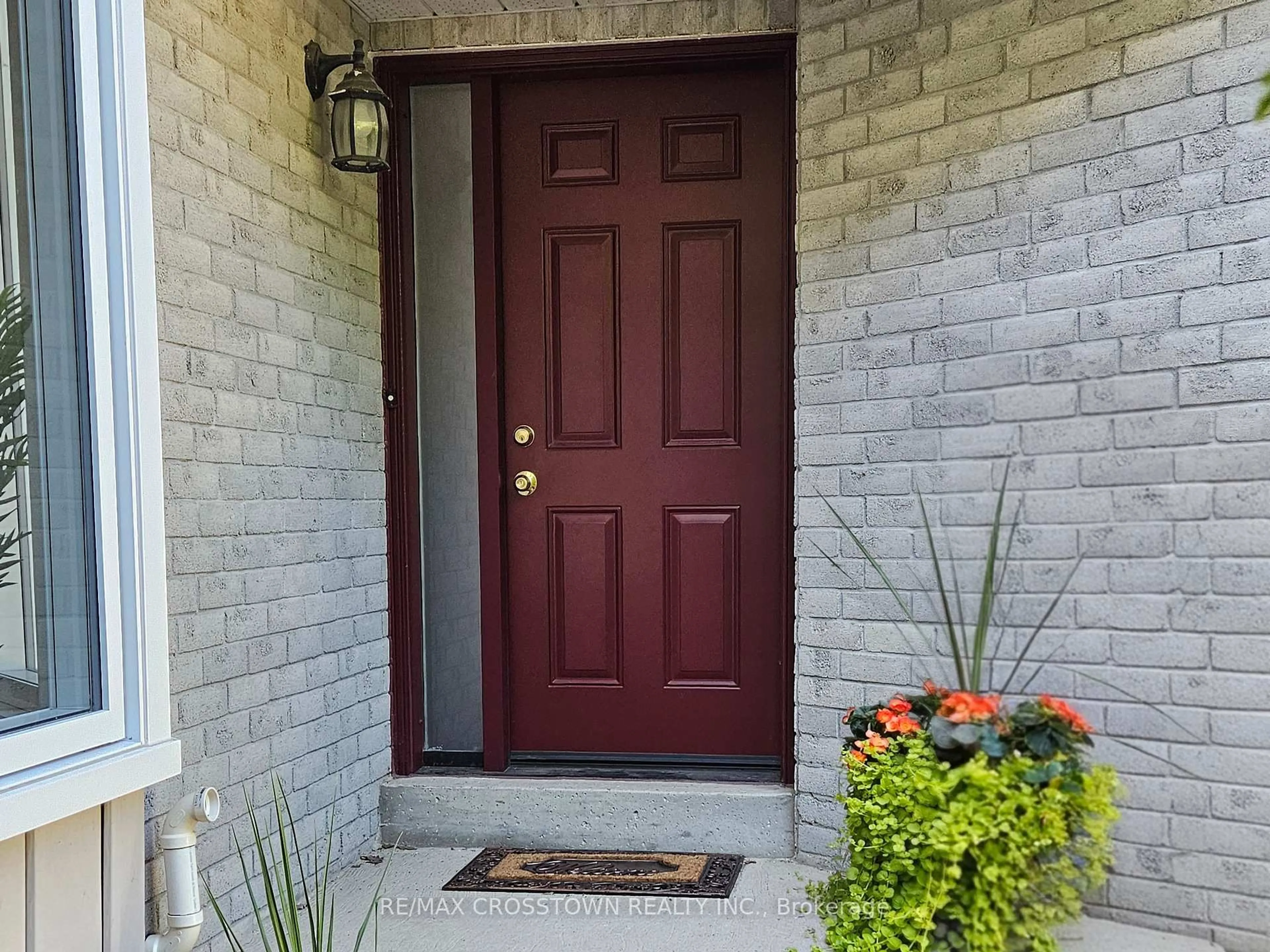 Indoor entryway for 17 Knicely Rd, Barrie Ontario L4N 6T8