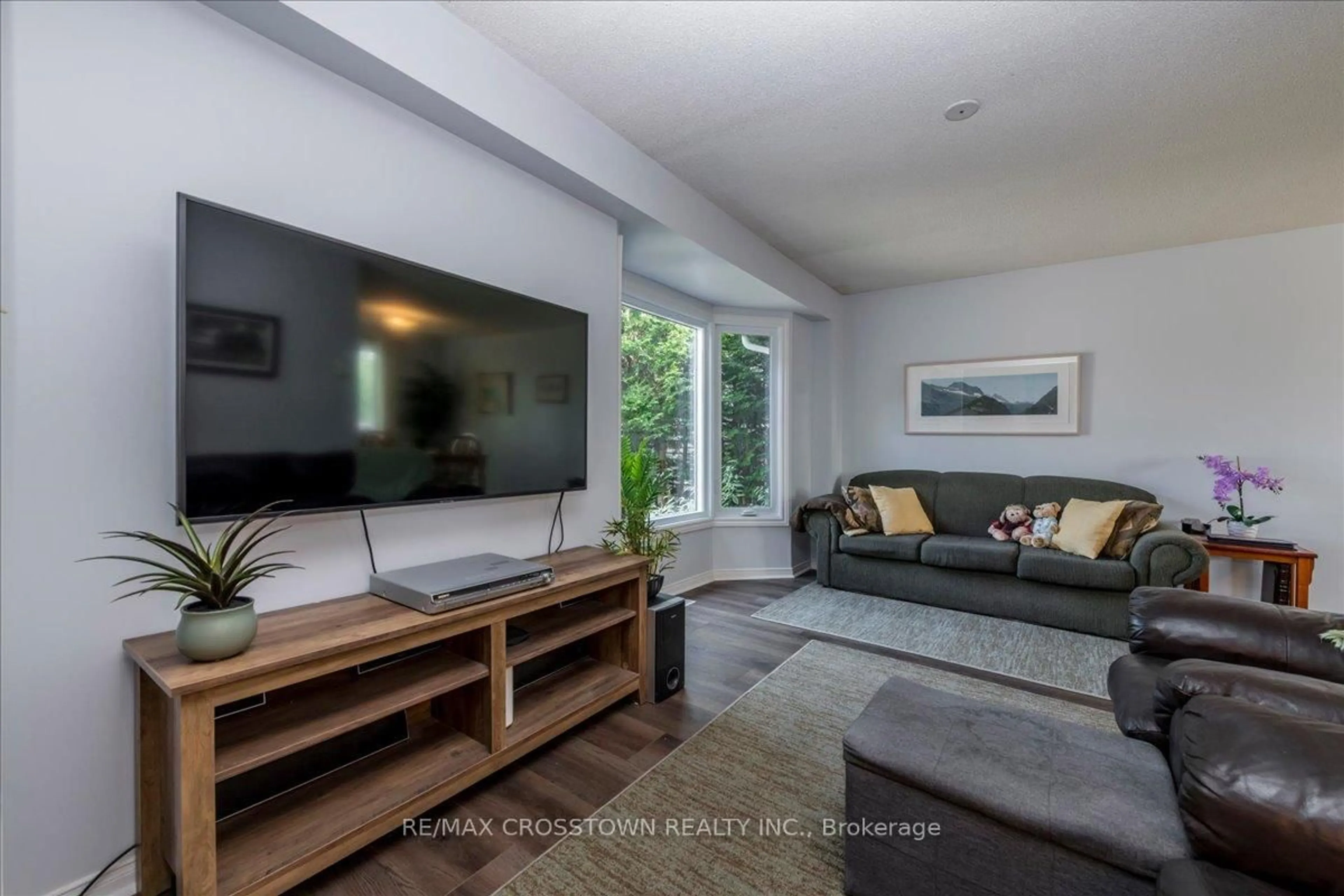 Living room with furniture, unknown for 17 Knicely Rd, Barrie Ontario L4N 6T8