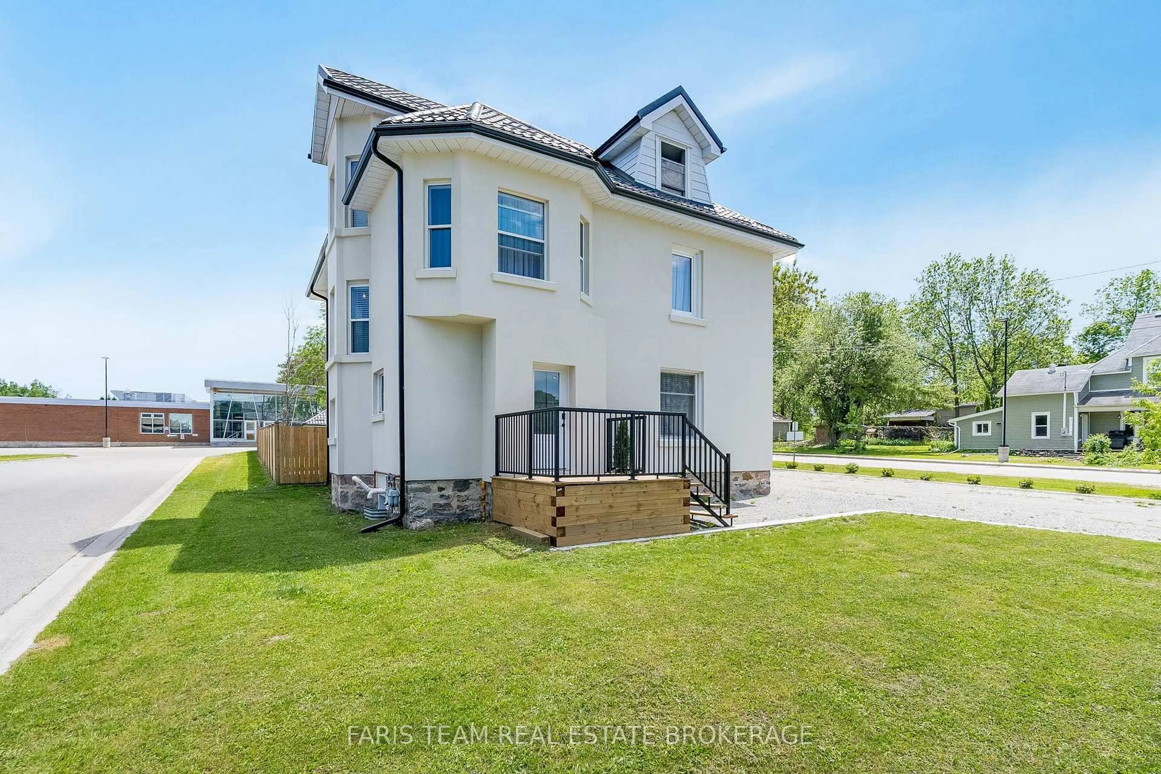A pic from outside/outdoor area/front of a property/back of a property/a pic from drone, building for 119 Jephson St, Tay Ontario L0K 2A0