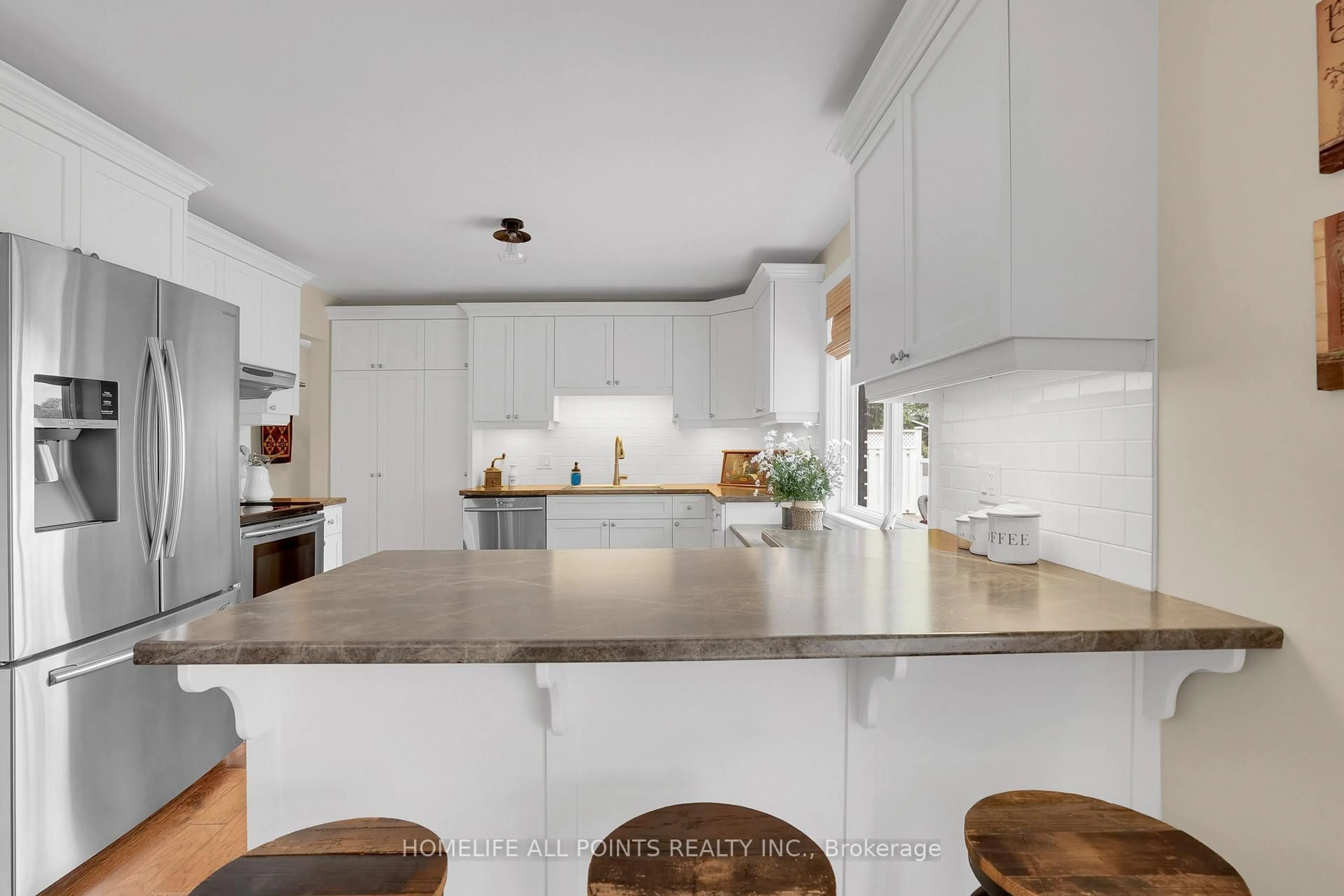 Open concept kitchen, ceramic/tile floor for 4 SCHOONER Dr, Wasaga Beach Ontario L9Z 2T4