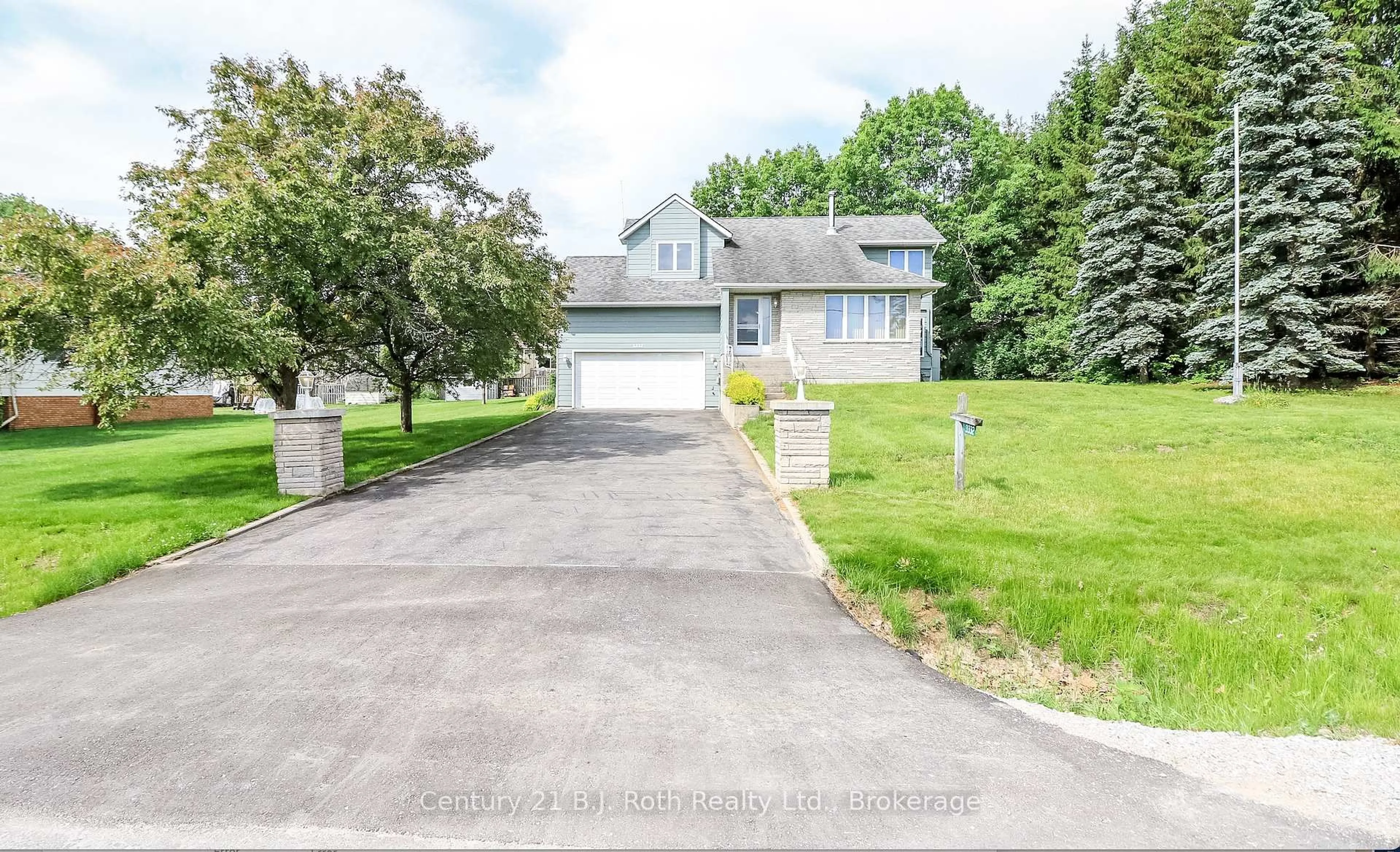 A pic from outside/outdoor area/front of a property/back of a property/a pic from drone, street for 3332 Grayshott Dr, Severn Ontario L3V 0Y4