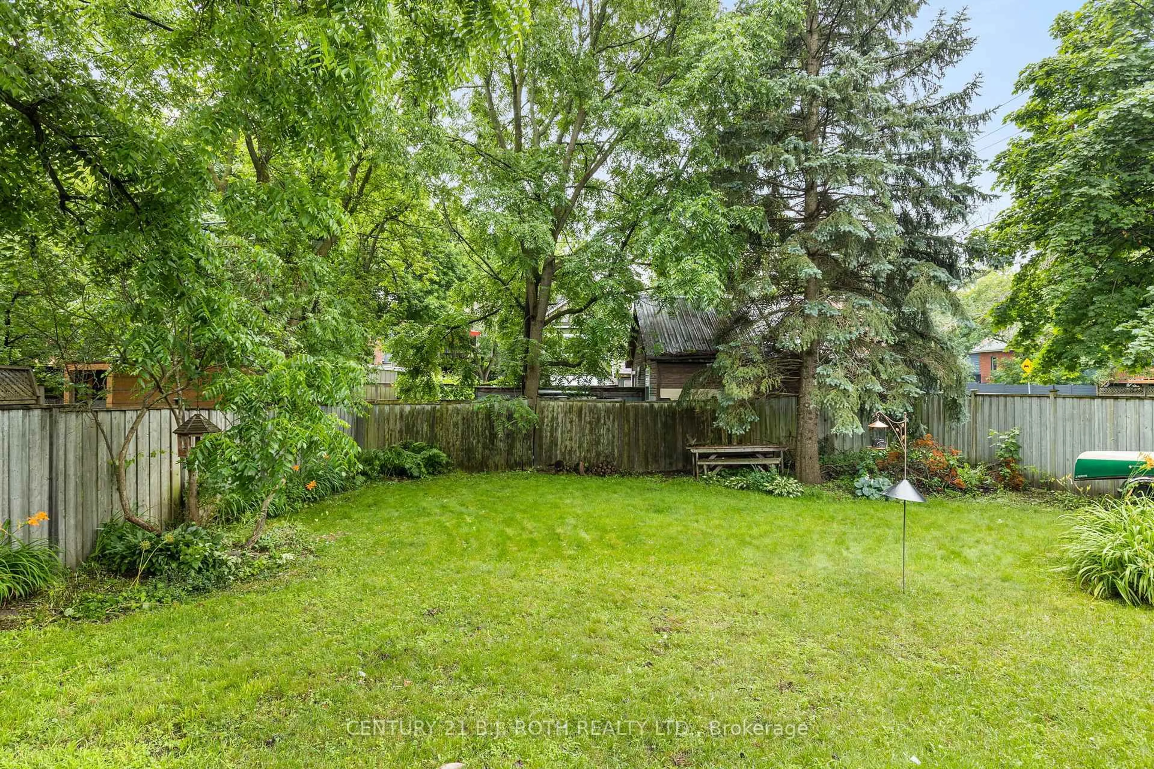 Patio, forest/trees view for 90 Cumberland St, Barrie Ontario L4N 2P7