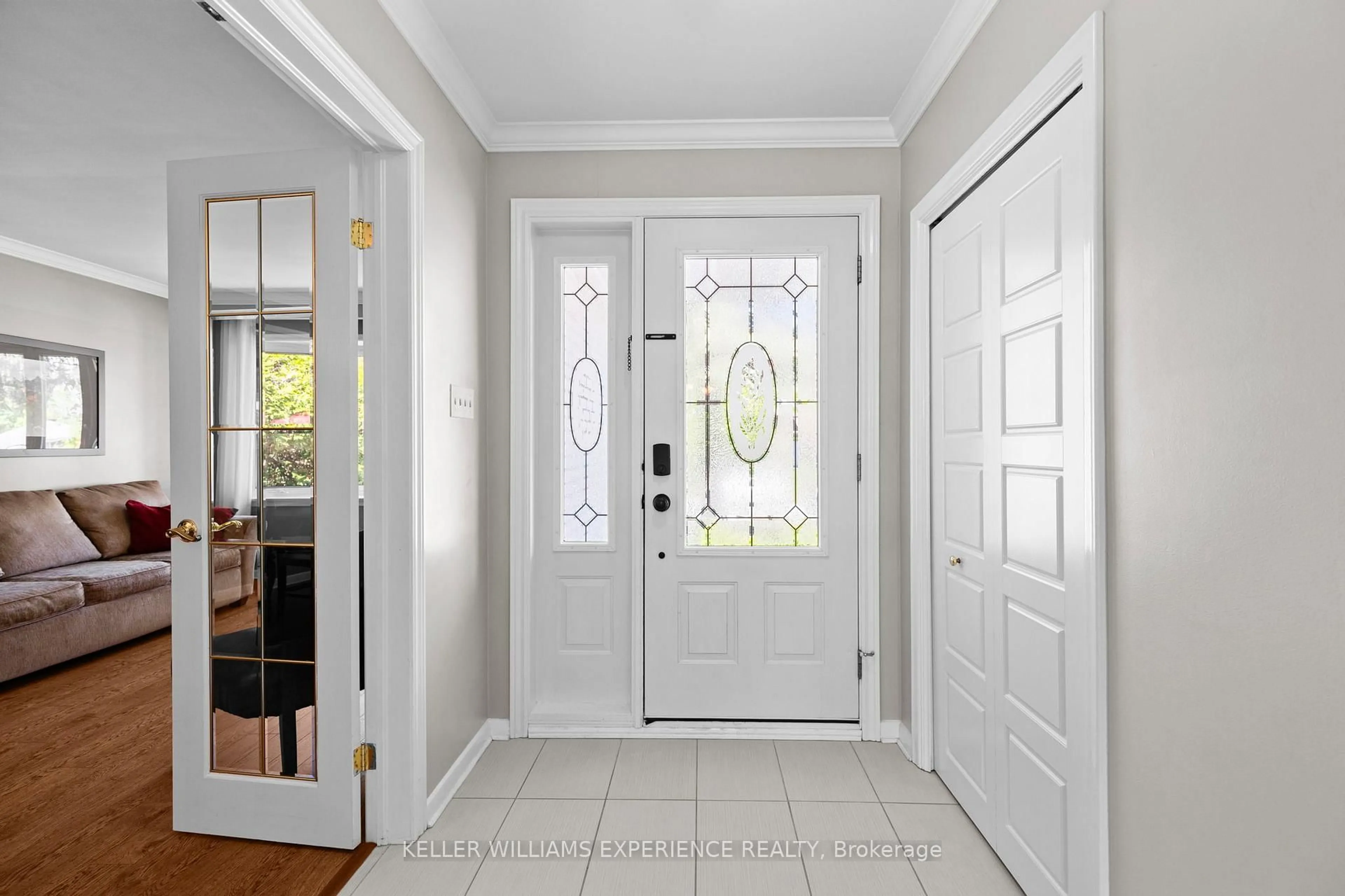 Indoor entryway for 27 Ottaway Ave, Barrie Ontario L4M 2W6