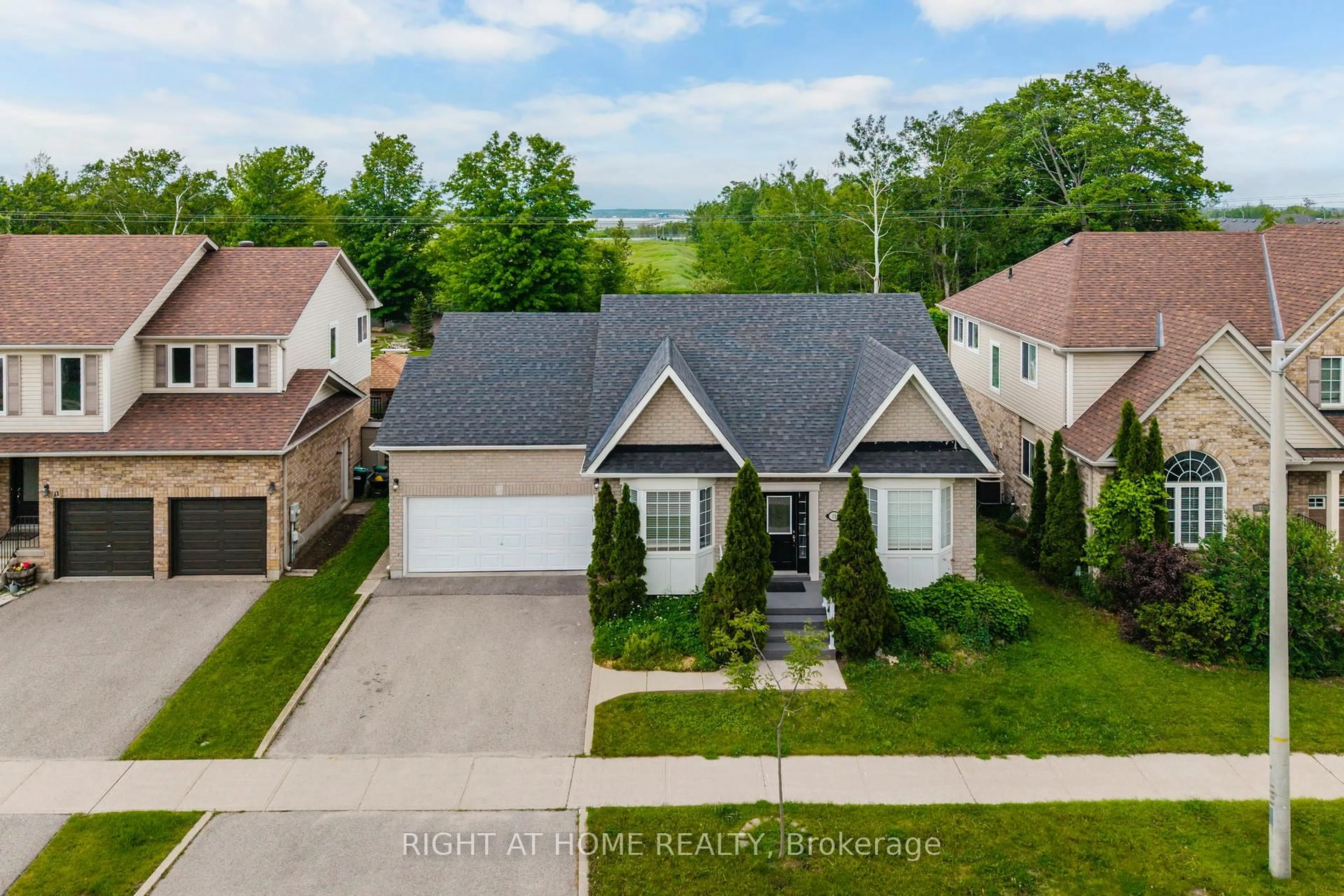 A pic from outside/outdoor area/front of a property/back of a property/a pic from drone, street for 13 Thrushwood Dr, Barrie Ontario L4N 0Z1