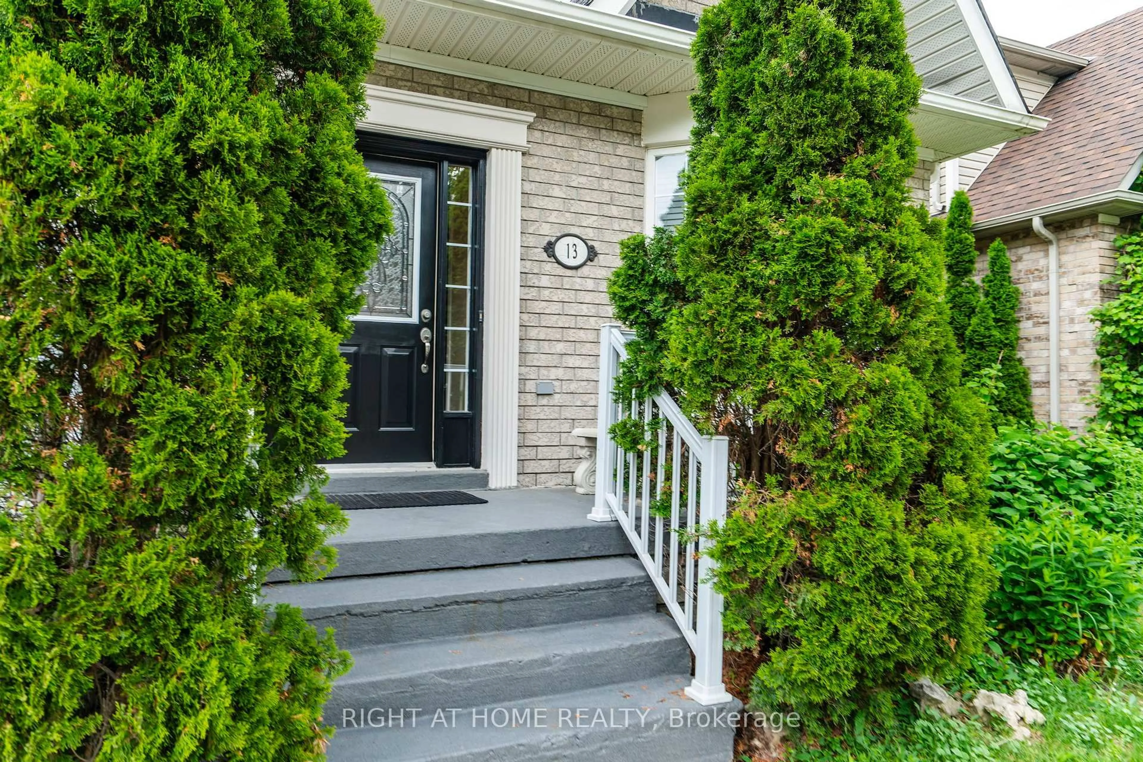 Indoor entryway for 13 Thrushwood Dr, Barrie Ontario L4N 0Z1