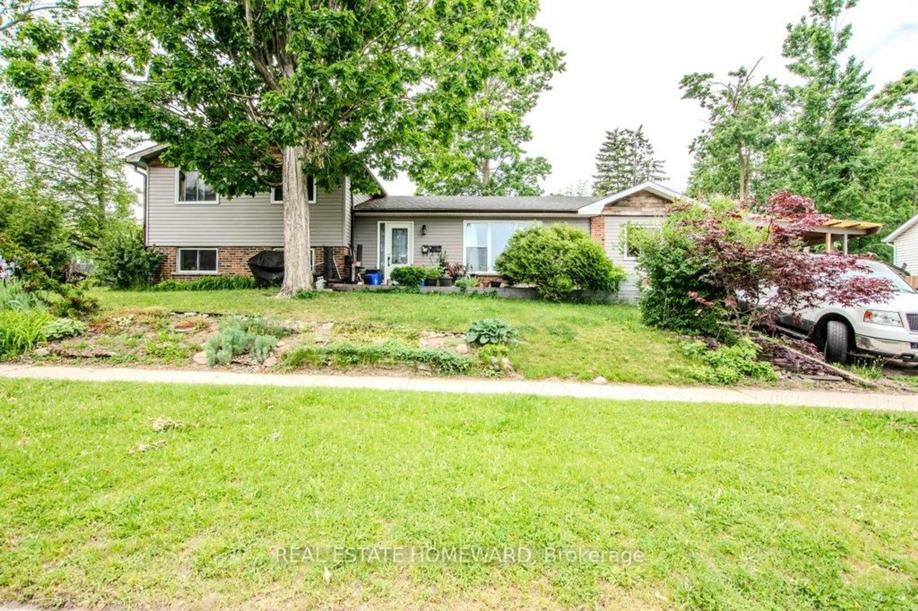 A pic from outside/outdoor area/front of a property/back of a property/a pic from drone, street for 54 SPRINGDALE Dr, Barrie Ontario L4M 5B1