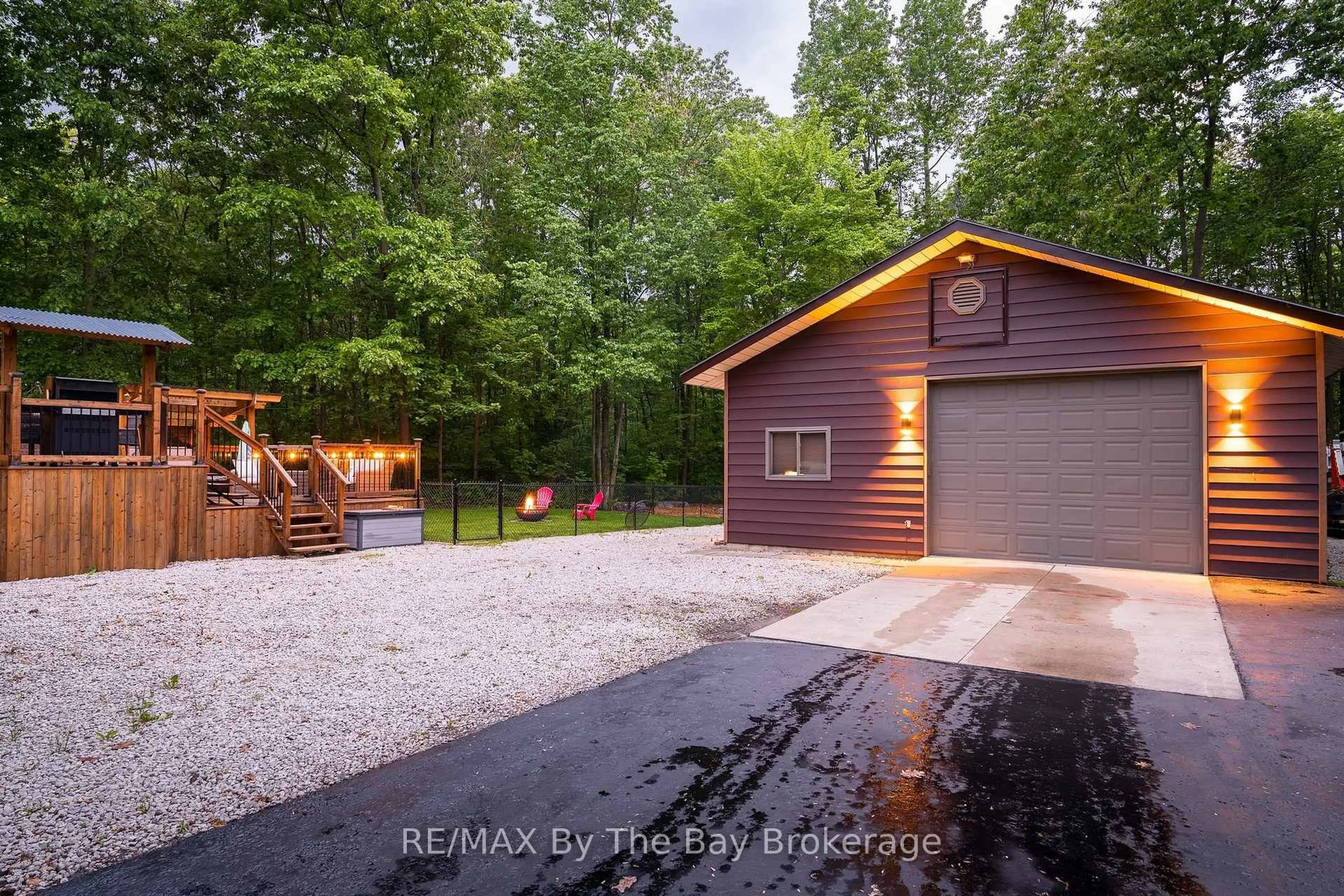 Indoor garage for 10 BIRCHWOOD Tr, Wasaga Beach Ontario L9Z 1B2