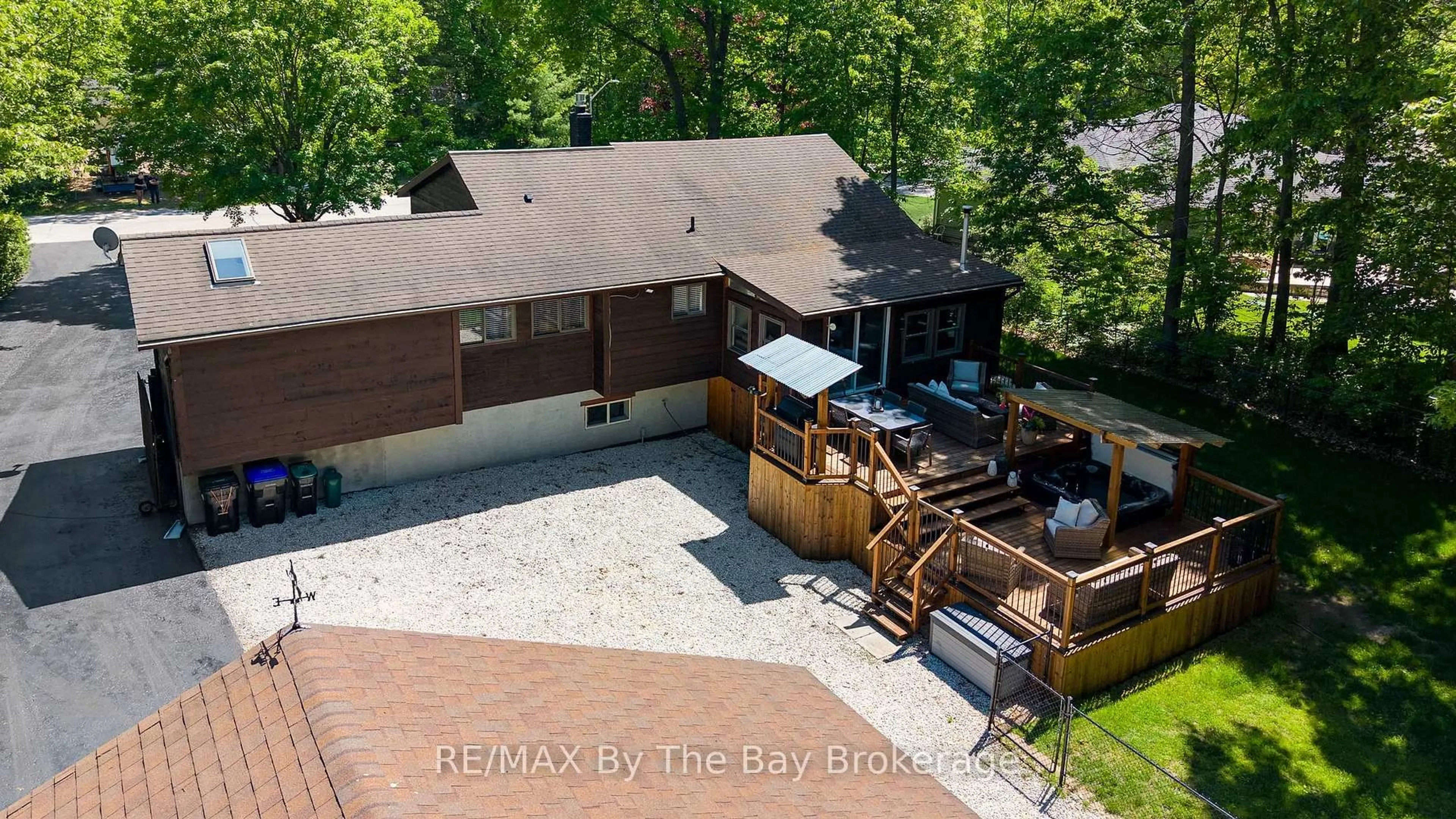 A pic from outside/outdoor area/front of a property/back of a property/a pic from drone, unknown for 10 BIRCHWOOD Tr, Wasaga Beach Ontario L9Z 1B2