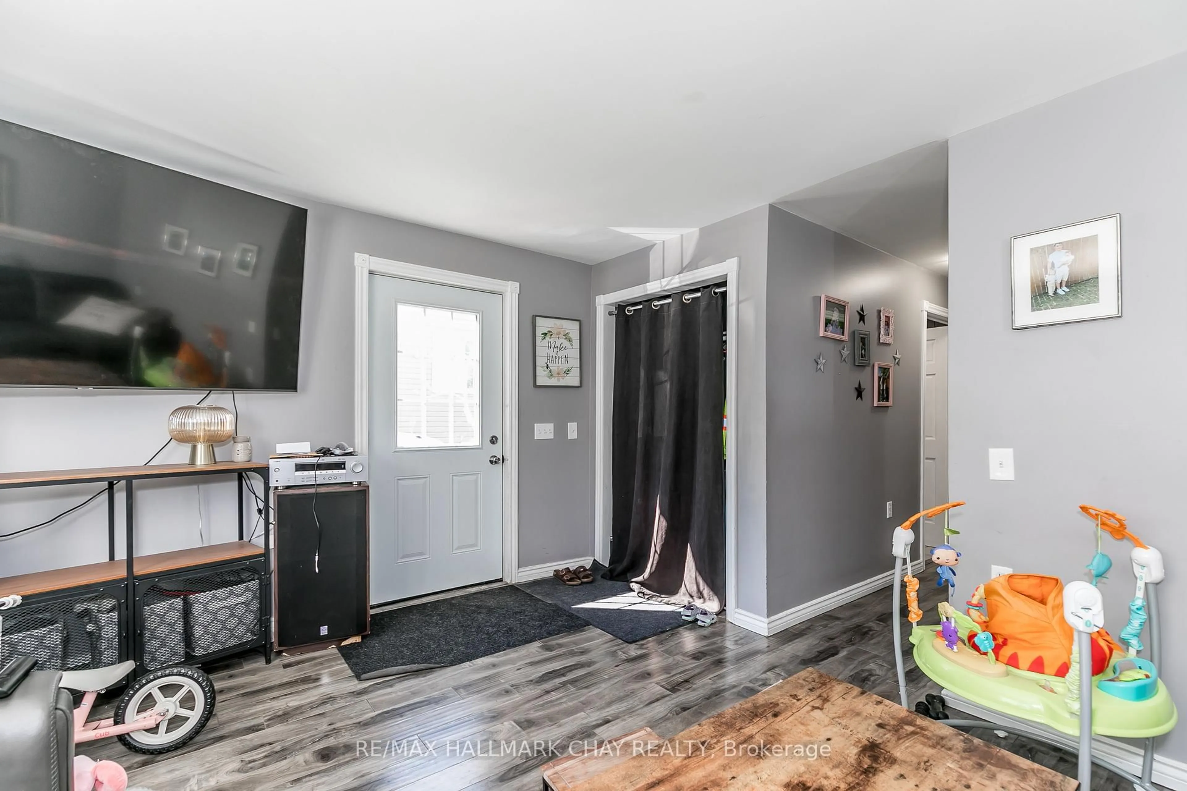 Indoor entryway for 226 Queen St, Midland Ontario L4R 3H1