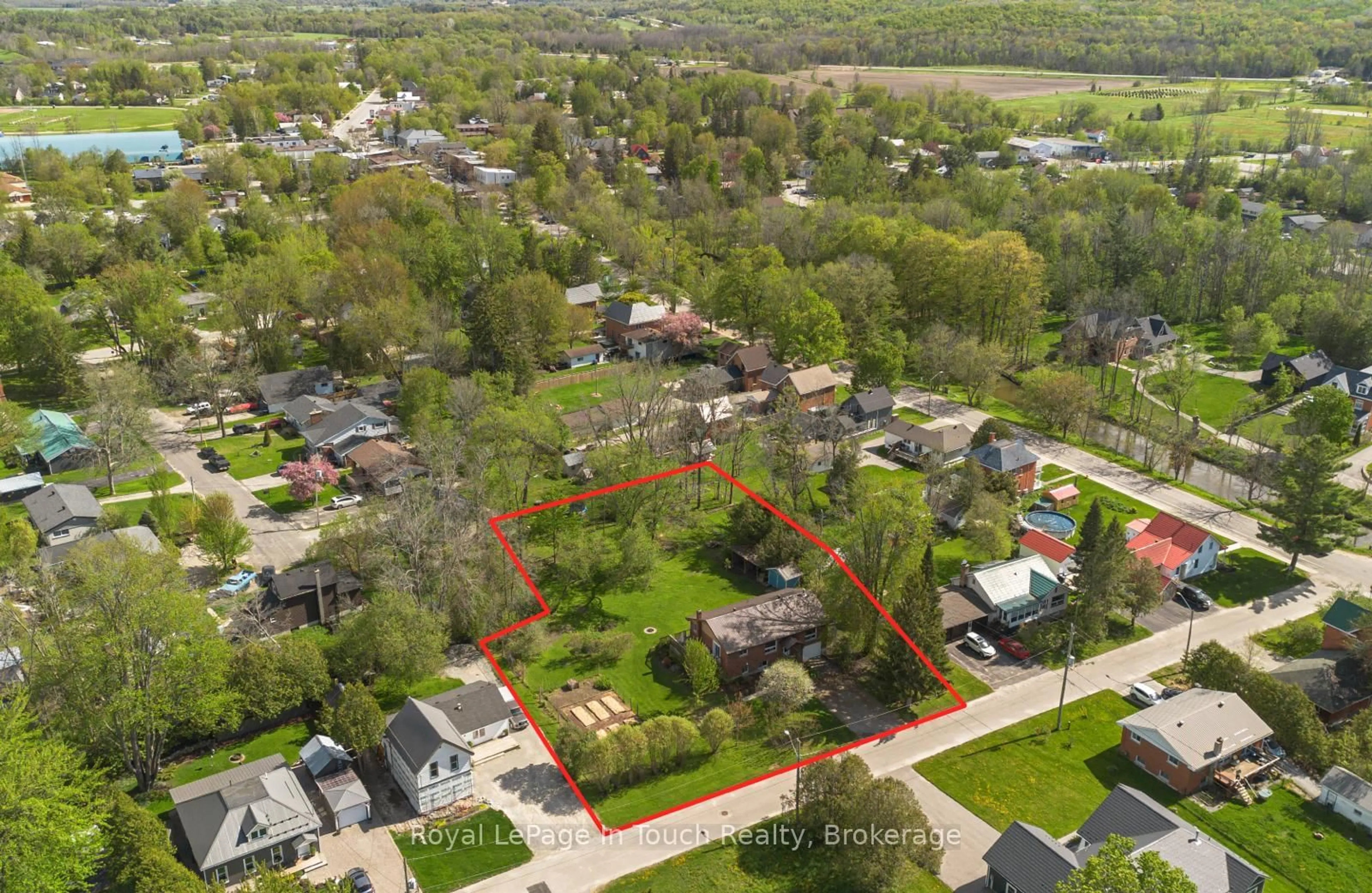 A pic from outside/outdoor area/front of a property/back of a property/a pic from drone, street for 3 Lynch St, Severn Ontario L0K 1E0
