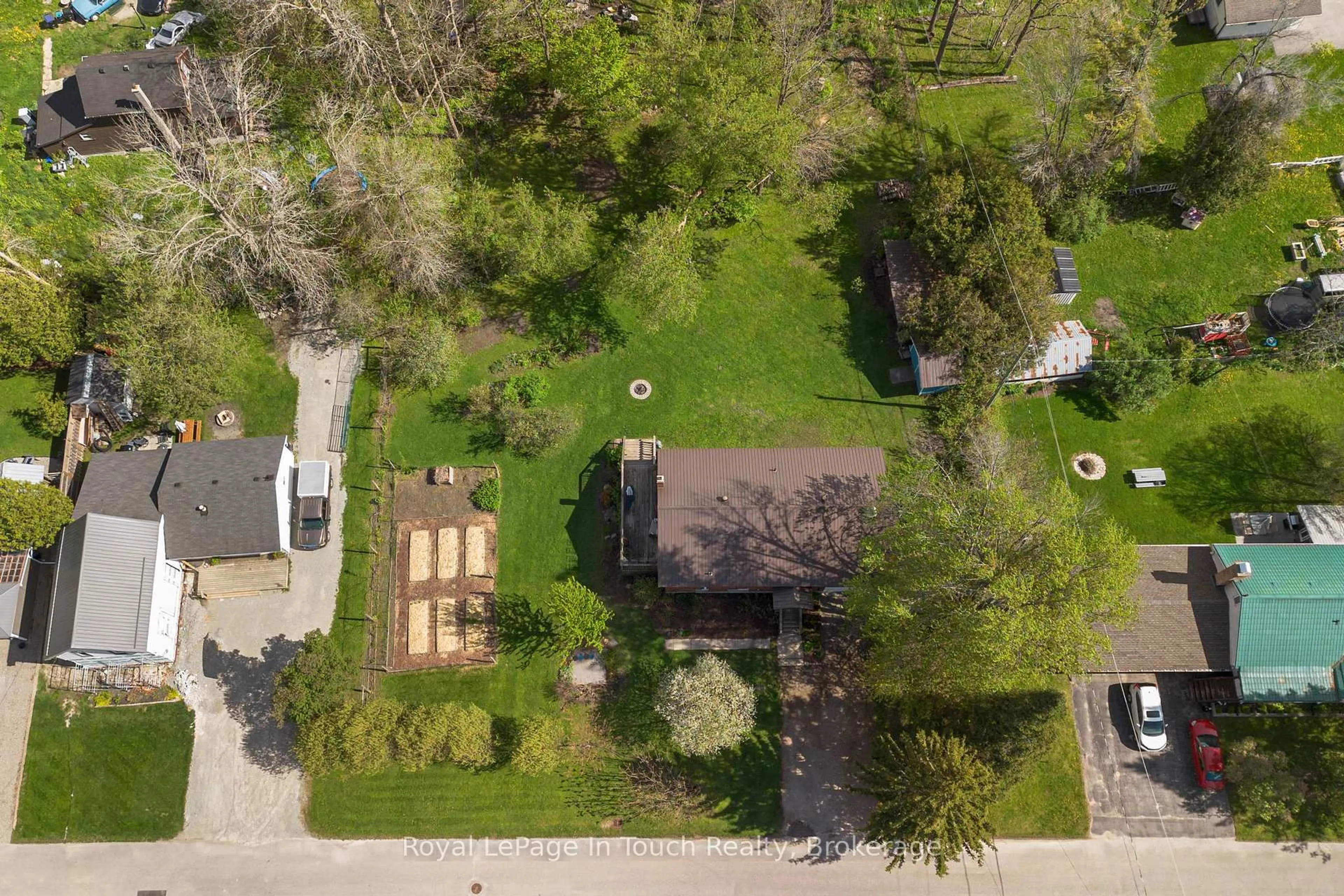 A pic from outside/outdoor area/front of a property/back of a property/a pic from drone, street for 3 Lynch St, Severn Ontario L0K 1E0