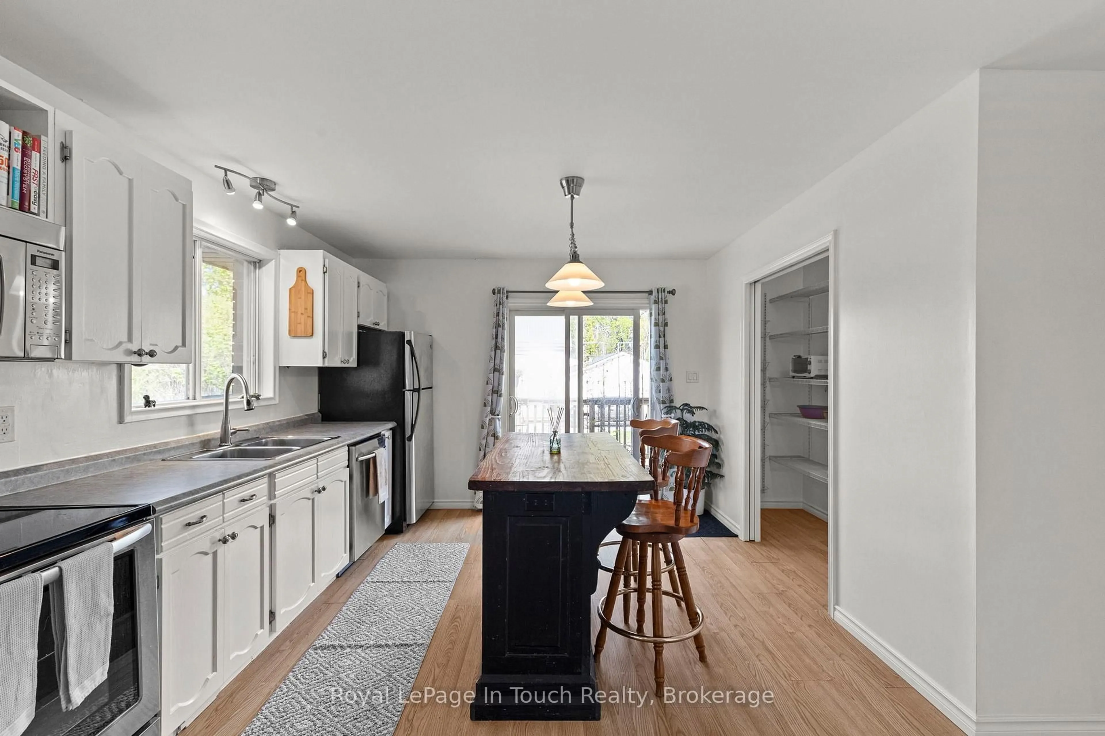Open concept kitchen, unknown for 3 Lynch St, Severn Ontario L0K 1E0